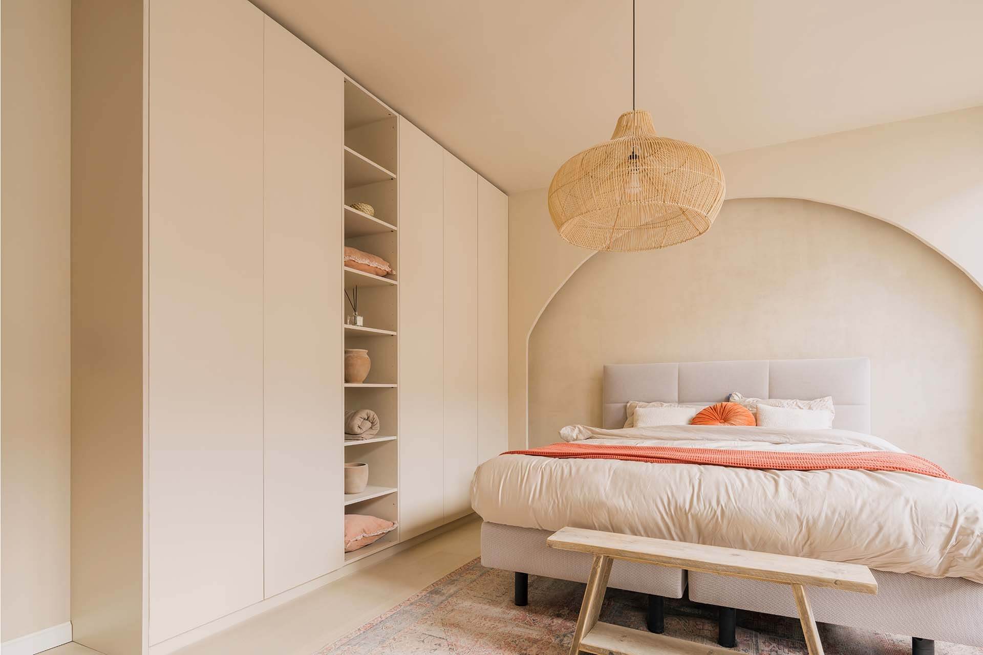 Slaapkamer in zachte neutrale aardse tinten met een maatkast in Dune Beige 