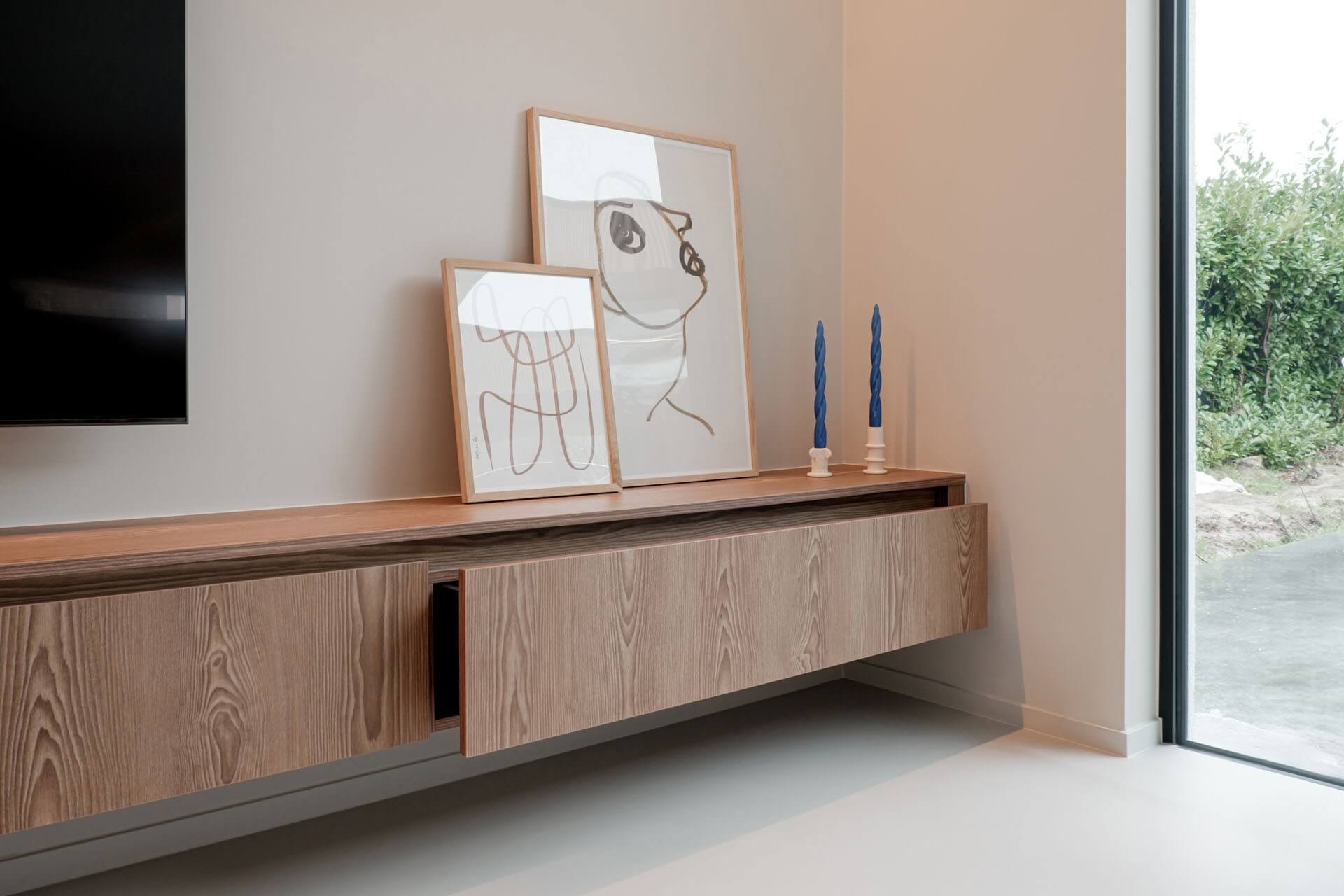 Meuble TV suspendu sur mesure dans un aspect bois naturel Sunlit Brown