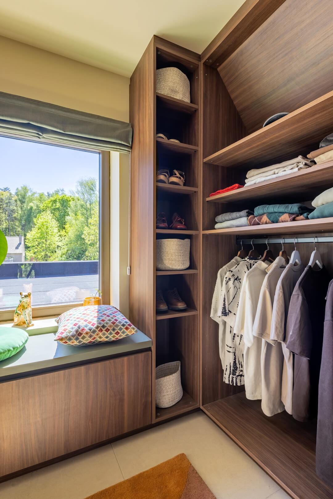 Extra kamer deelnemers Langdorp VTM programma Huis Gemaakt met zitbank onder raam en open opbergkast en open dressingkast op maat in Lorenzo Walnut