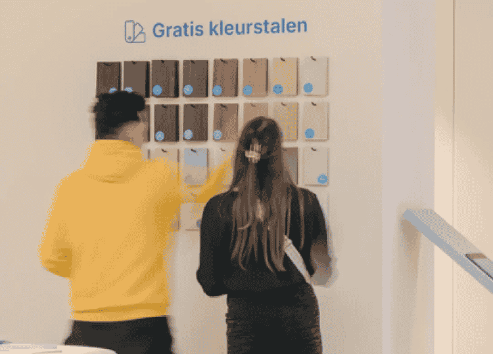 Kleurstalen kiezen in de Maatkasten Online showroom in Antwerpen