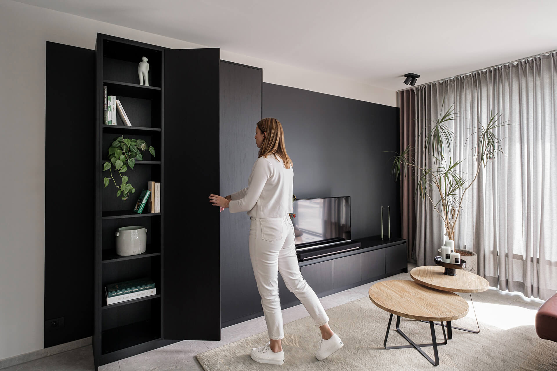 Custom storage cabinet in the living room in the color Elegant Black from maatkastenonline