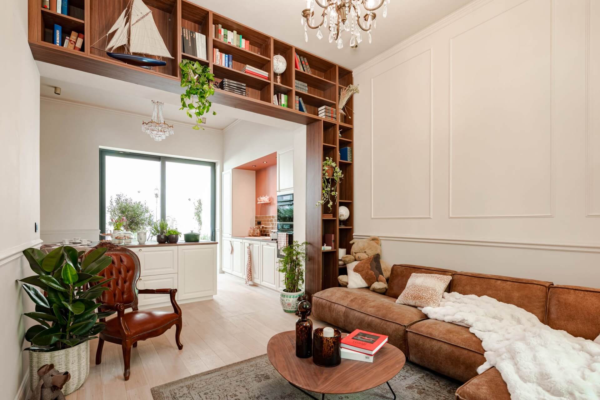 VTM programma Huis Gemaakt woonkamer hangkast op maat plafondkast met opbergkast in Lorenzo Walnut in woonkamer gevuld met boeken en planten