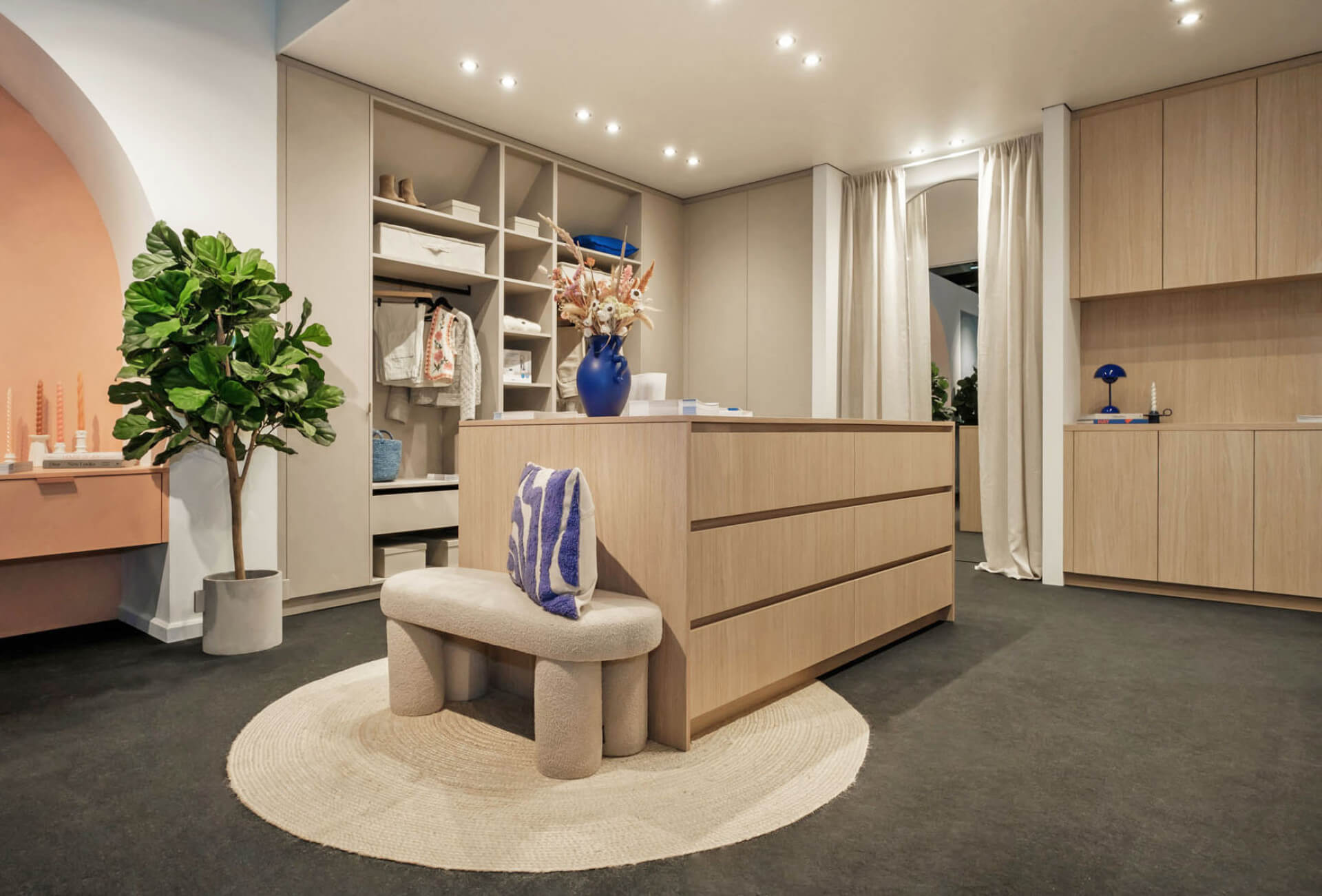 Îlot de dressing sur mesure sur le stand de Maatkasten Online, lors du BIS 2024.