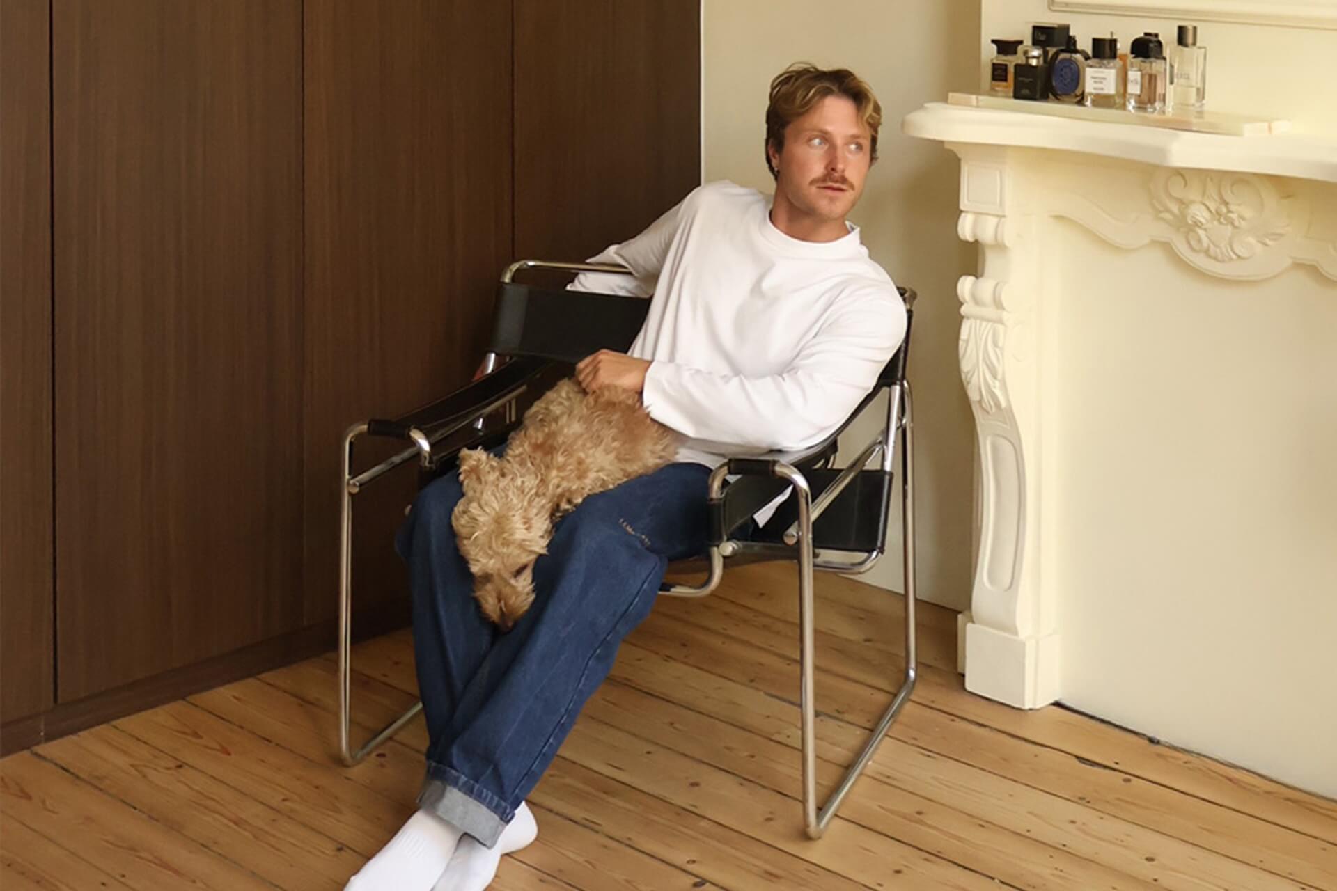 Ruben voor zijn op maat gemaakte kast in Coco Brown Oak