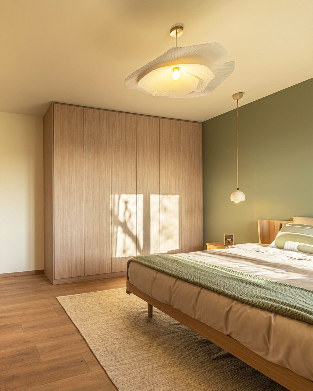 kledingkast in zachte houttint in een slaapkamer