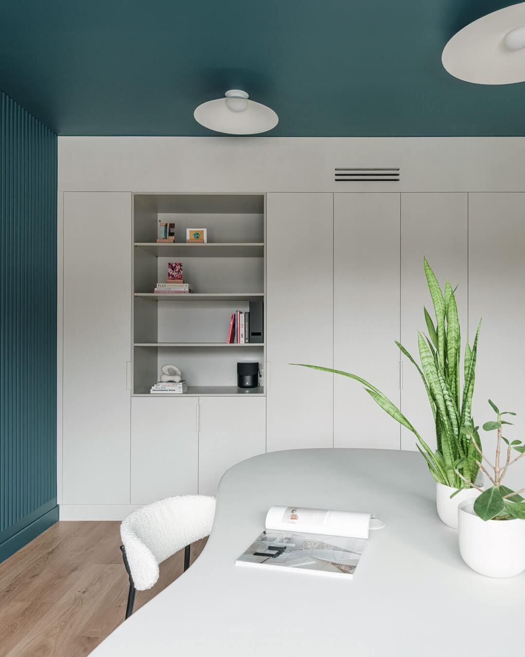 Meuble de rangement avec module ouvert dans le bureau de Sundae Huis