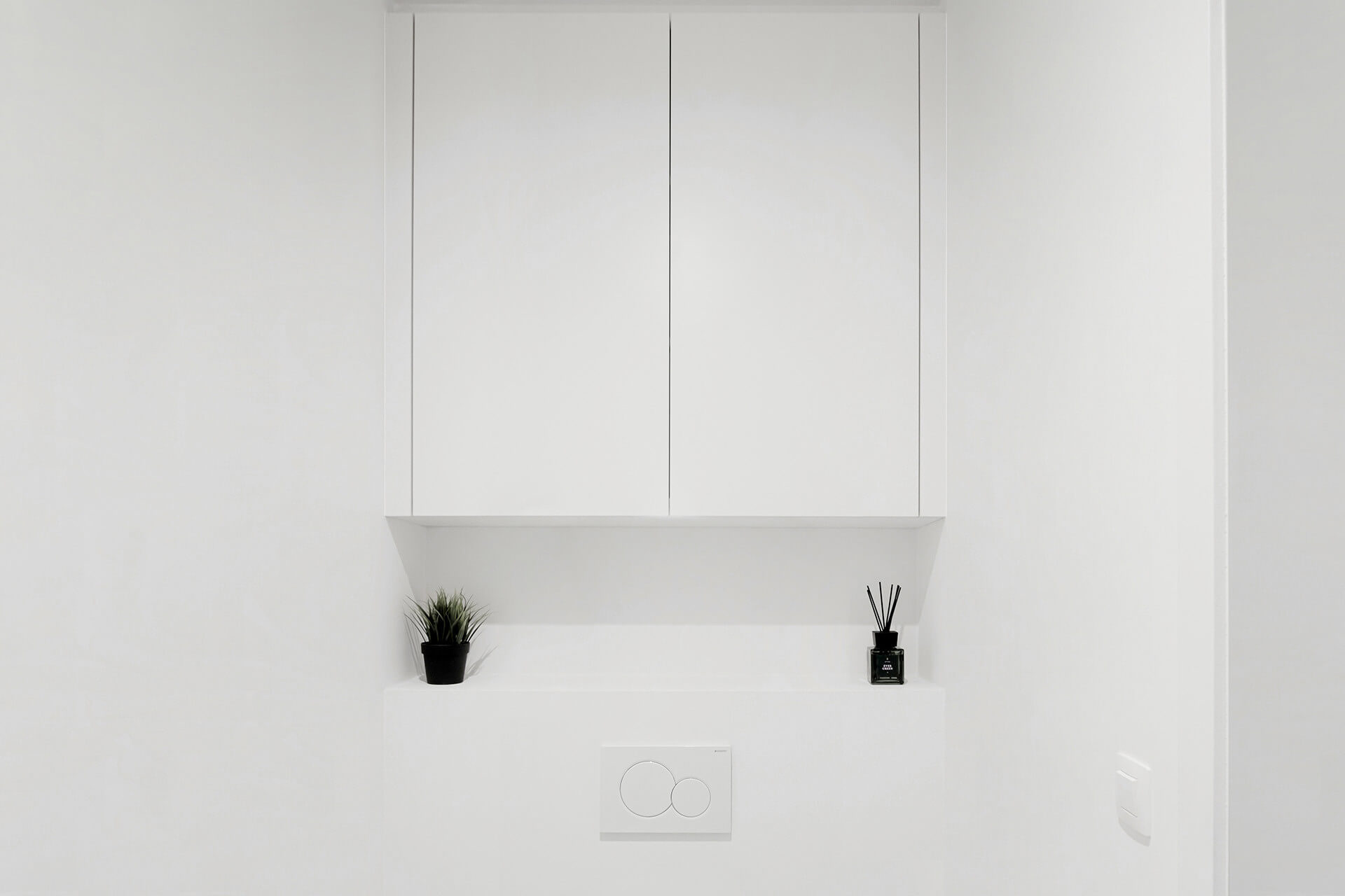 Toiletkast op maat tussen twee muren in de kleur Front White