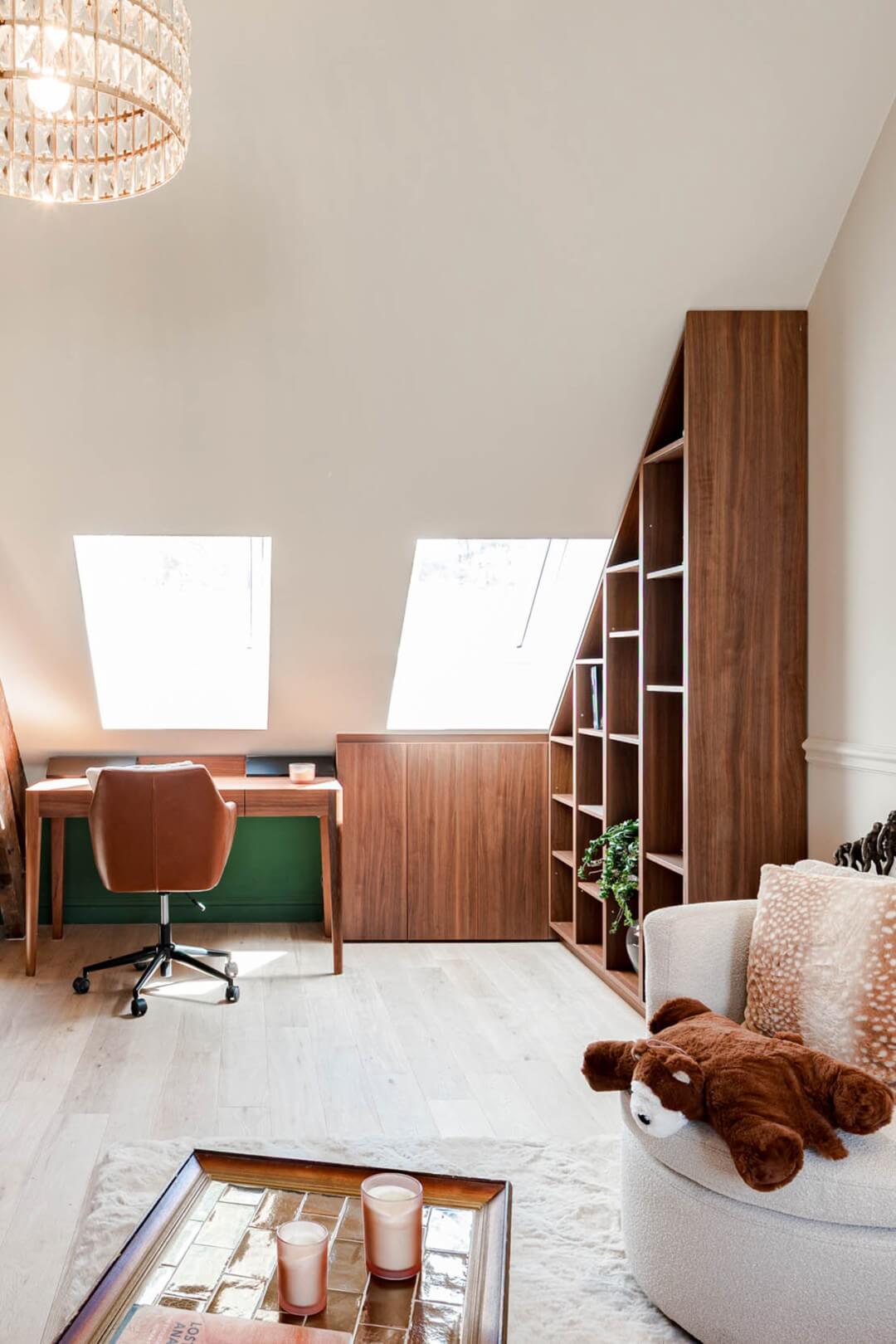 VTM programma Huis Gemaakt deelnemers Aalst extra kamer lichtrijke zolderkamer bureauruimte met commode op maat en opbergkast op maat onder schuin dak in Lorenzo Walnut 