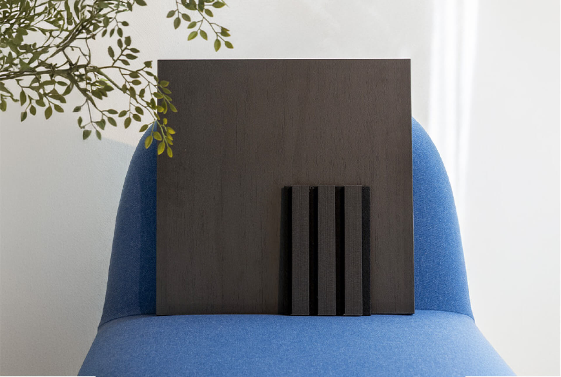 Acier d'un panneau mural acoustique en chêne anthracite sur une chaise bleue