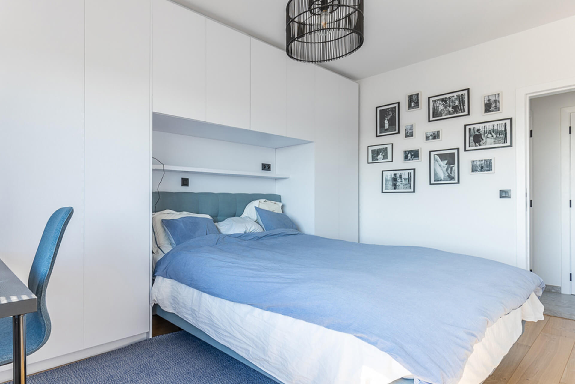 Made-to-measure bridge wardrobe above bed in Front White
