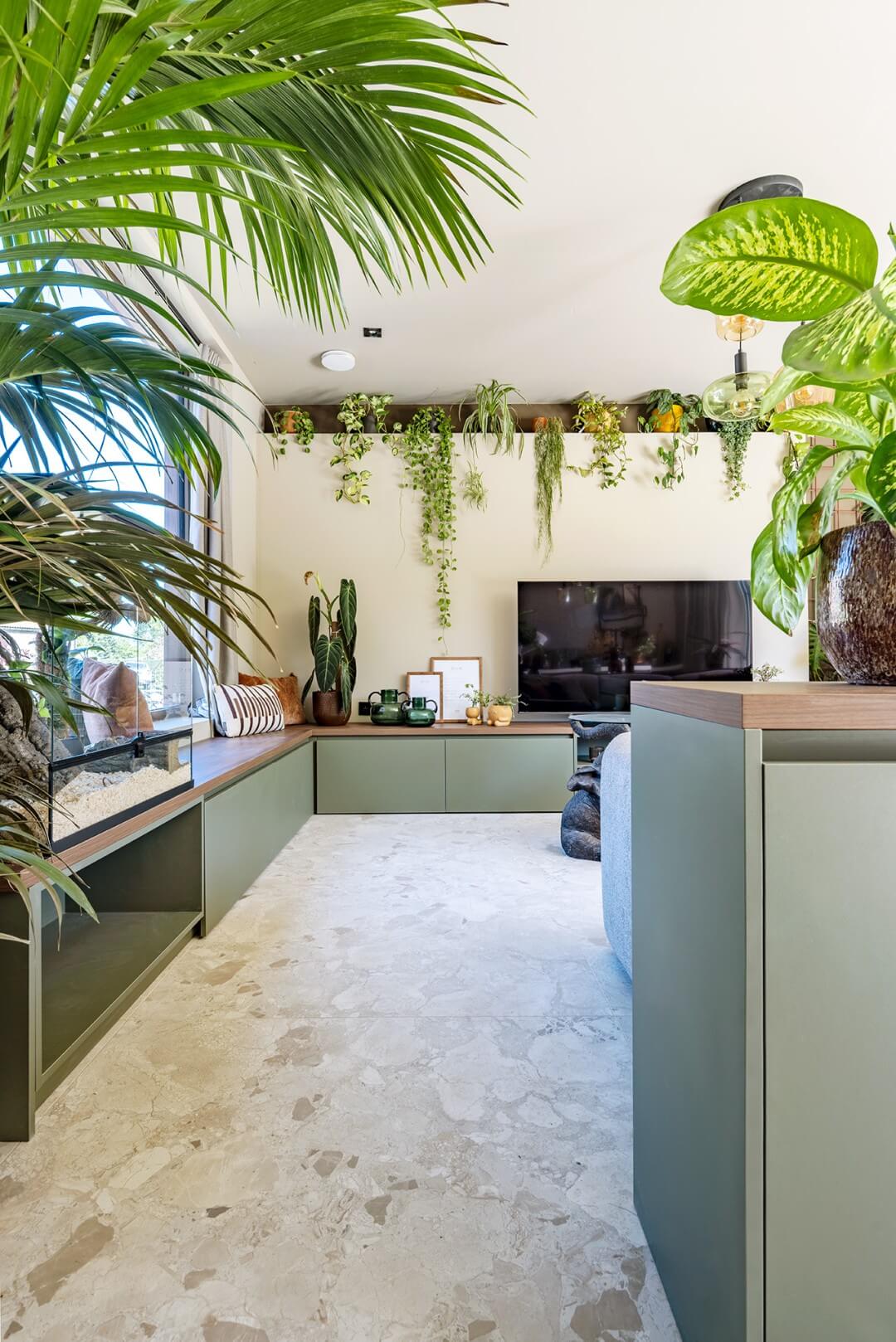 Deelnemers Langdorp VTM programma Huis Gemaakt tv meubel met doorlopende zitbank in Green Shadow en Lorenzo Walnut bovenblad met rechts in beeld een lage commode op maat