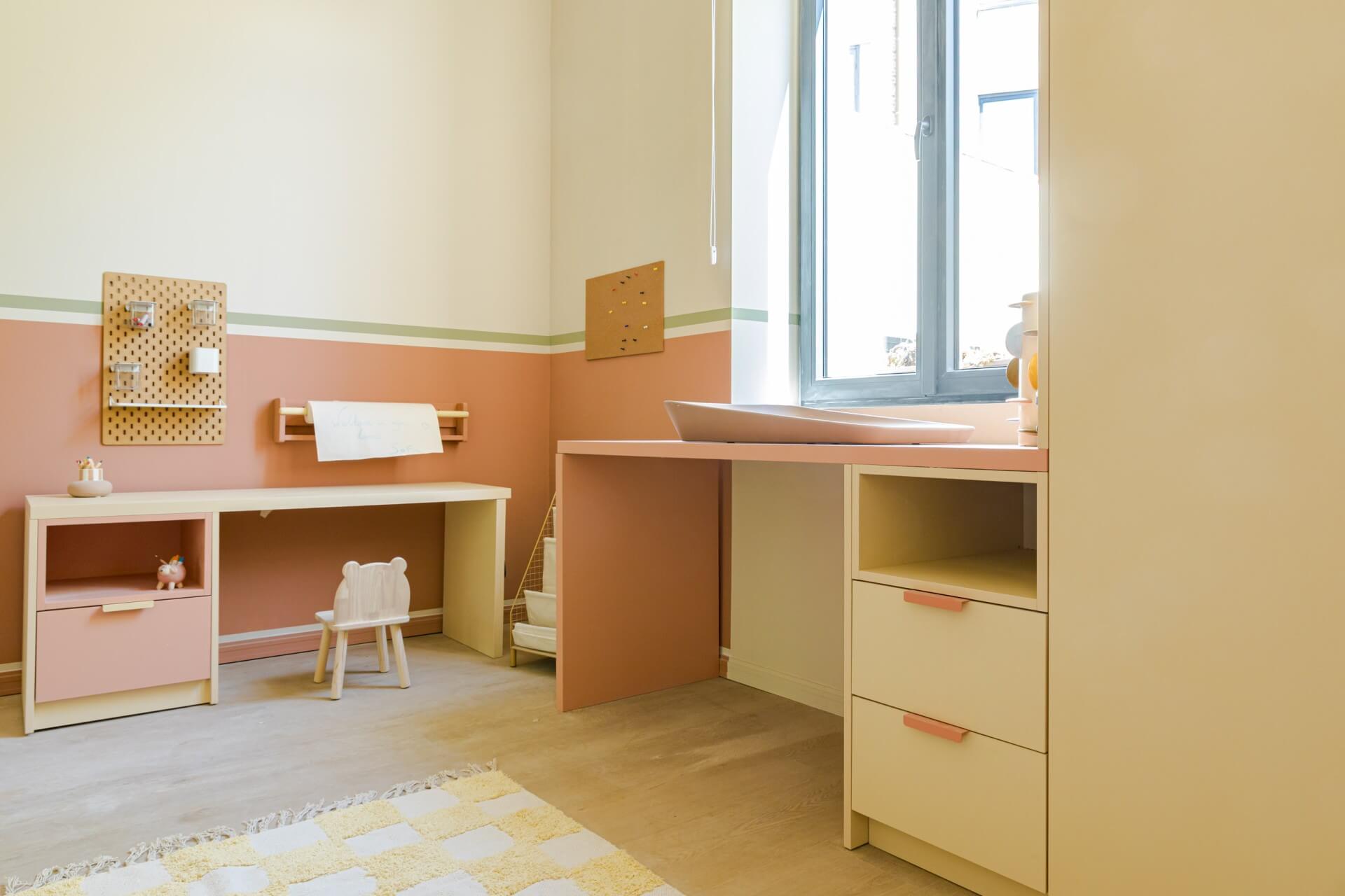 Huis Gemaakt deelnemers Aalst kinderkamer met Sunset kledingkast op maat en commodes op maat in Sunset met Tonton roze handgrepen