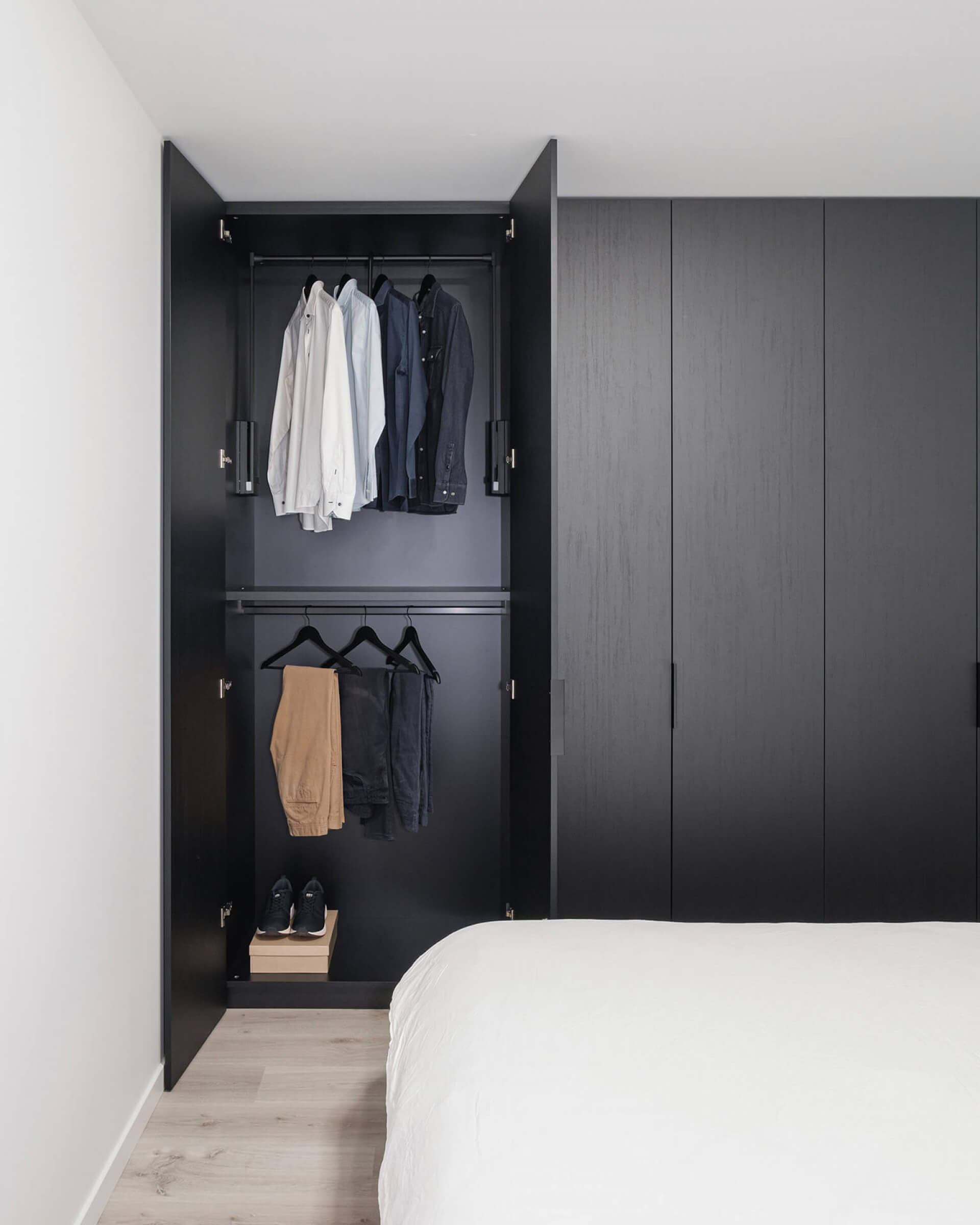 Dressing sur mesure en Elegant Black, avec poignées noires