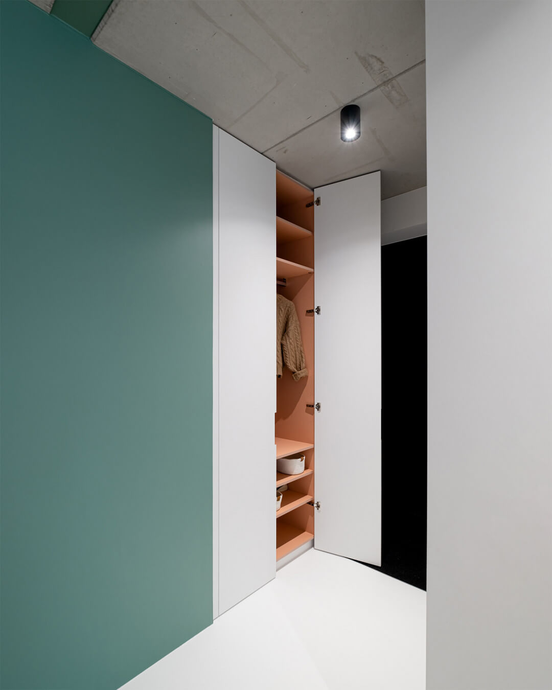 Bespoke wardrobe in mdf with coloured interior in Dusty Coral from Maatkasten Online