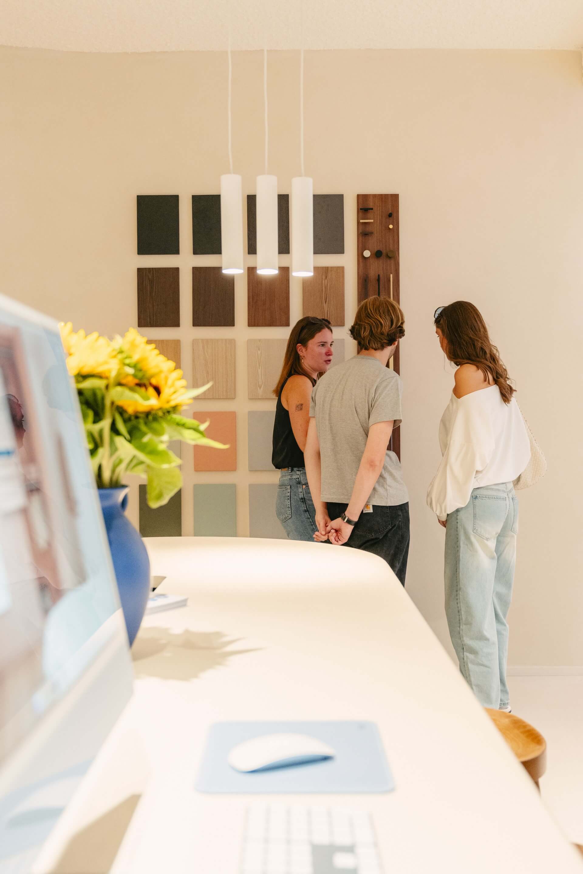 Sfeerbeeld van klanten aan de stalenwand in de showroom van Maatkasten Online