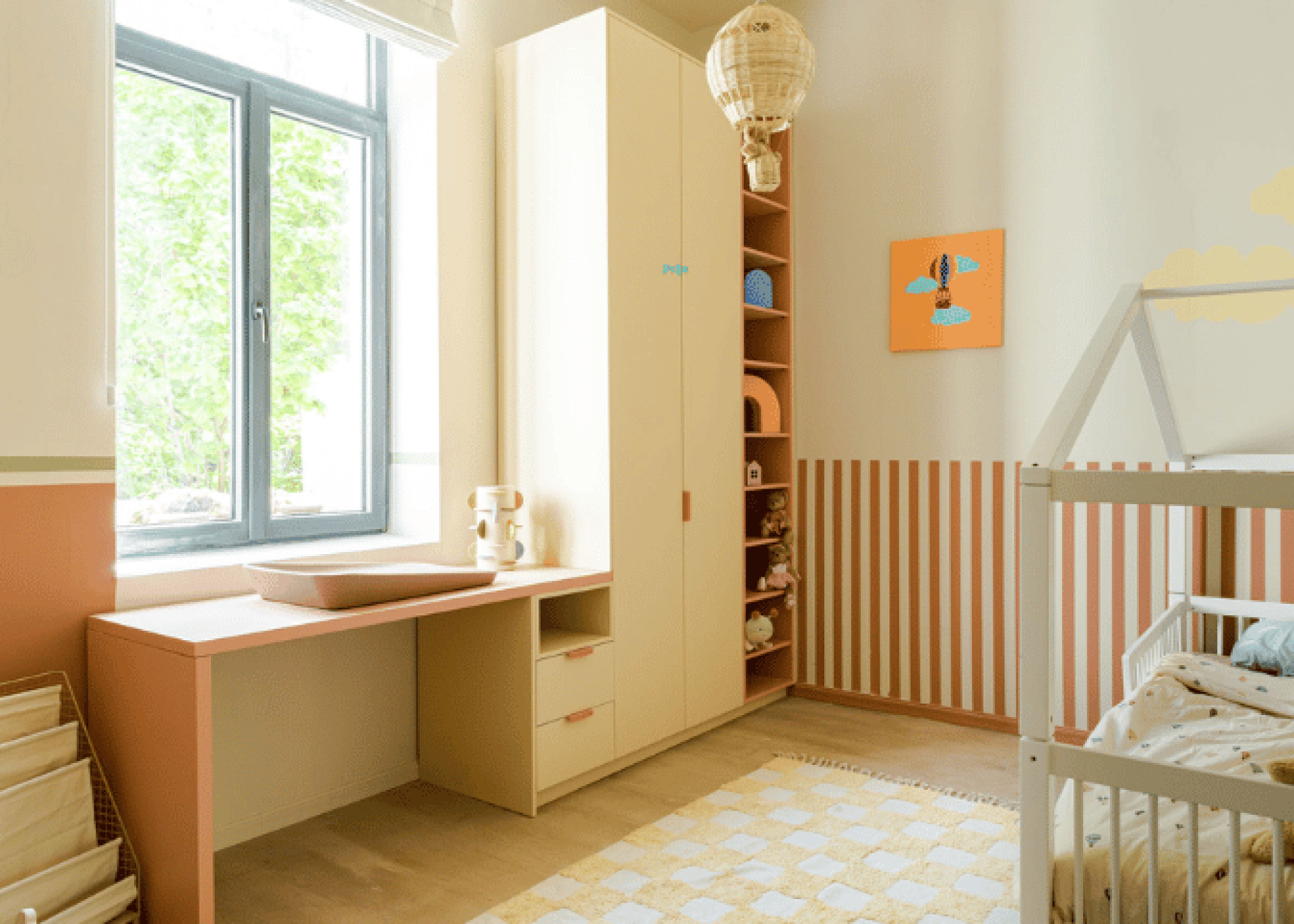 Armoire de rangement sur mesure en Sunset et Dusty Coral dans une chambre d’enfant, avec portes, tiroirs et bibliothèque ouverte sur le côté