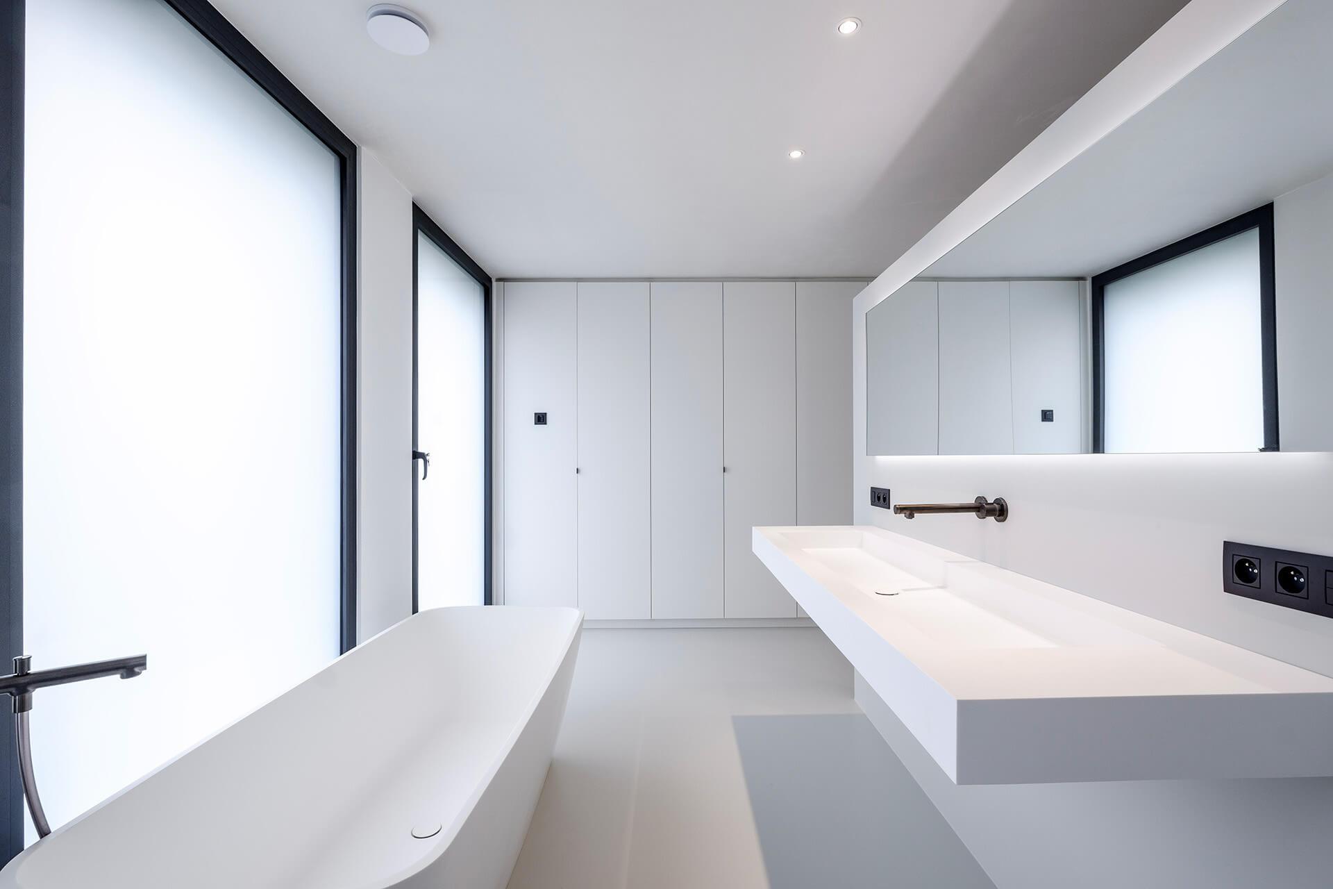 Witte opbergkasten op maat voor de badkamer, van maatkasten online