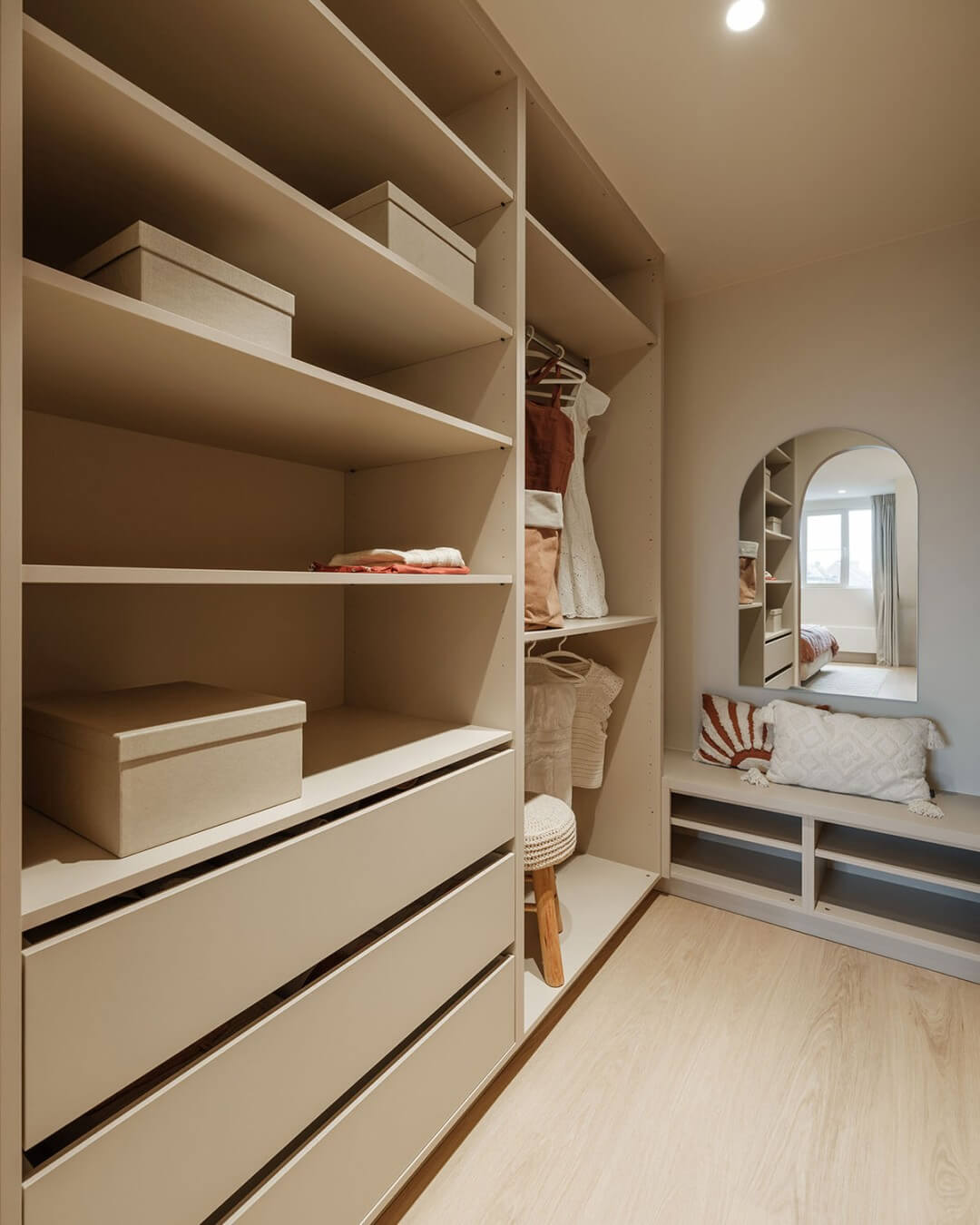 Dressing ouvert dans la chambre d'un adolescent à Sundae Huis