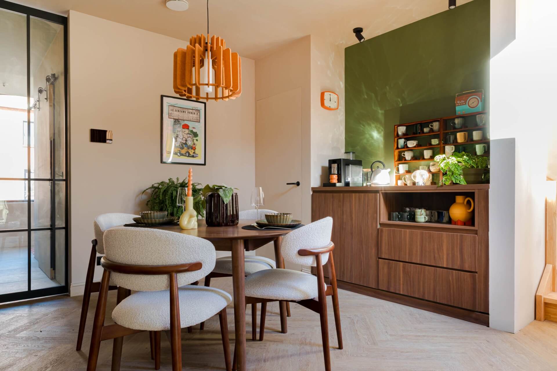 VTM programma Huis Gemaakt deelnemers Wielsbeke maatkast in eetkamer commodekast in Lorenzo Walnut met lades en een open vak en groene achterwand