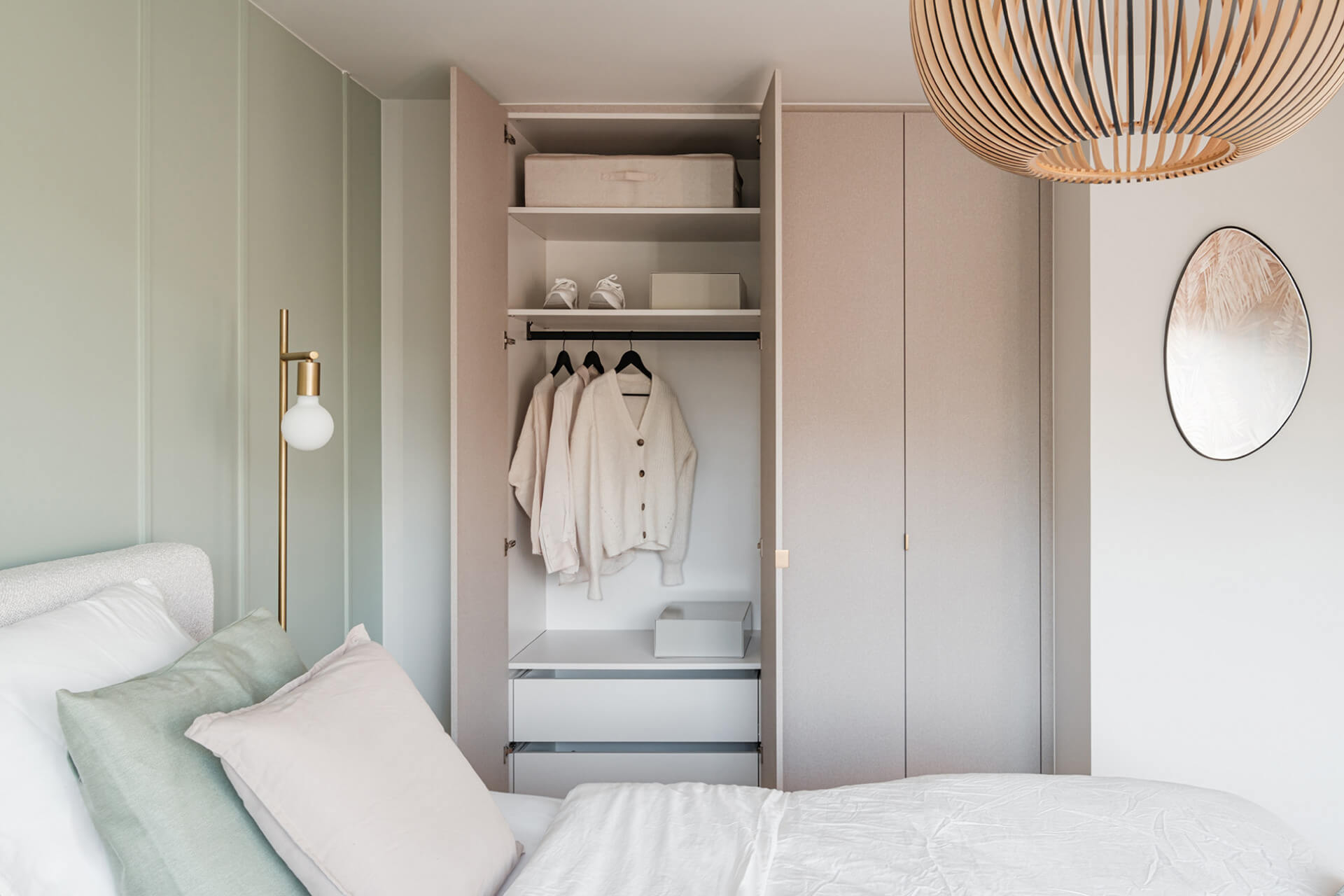 Armoire sur mesure avec poignées en laiton, appelée Mini Pure