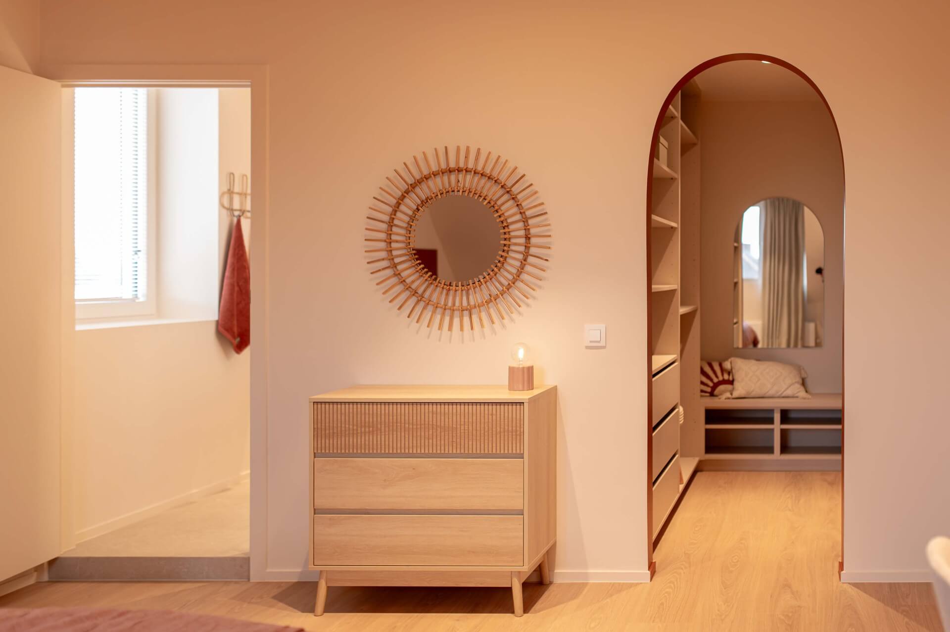 Bespoke walk-in dressing in the bedroom at the Sundae Huis in Roeselare