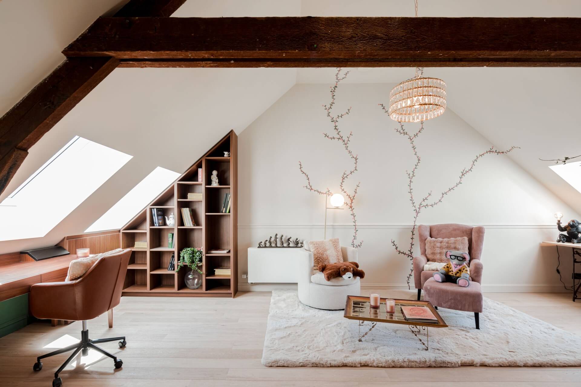 VTM programma Huis Gemaakt deelnemers Aalst sfeerbeeld extra kamer zolderkamer met opbergkast onder schuin dak in Lorenzo Walnut