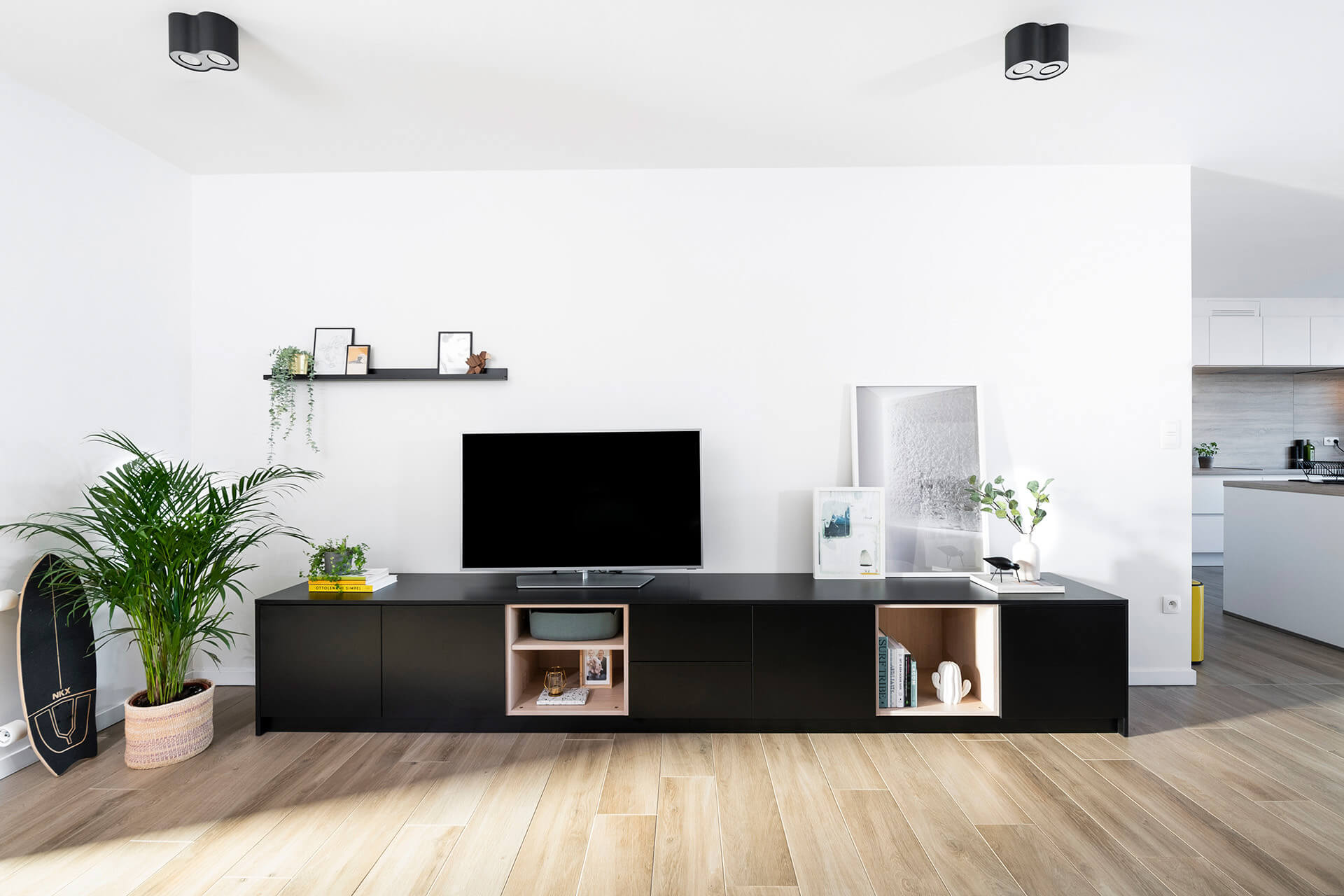 Custom TV cabinet in the colors Diamond Black and Pearl Oak