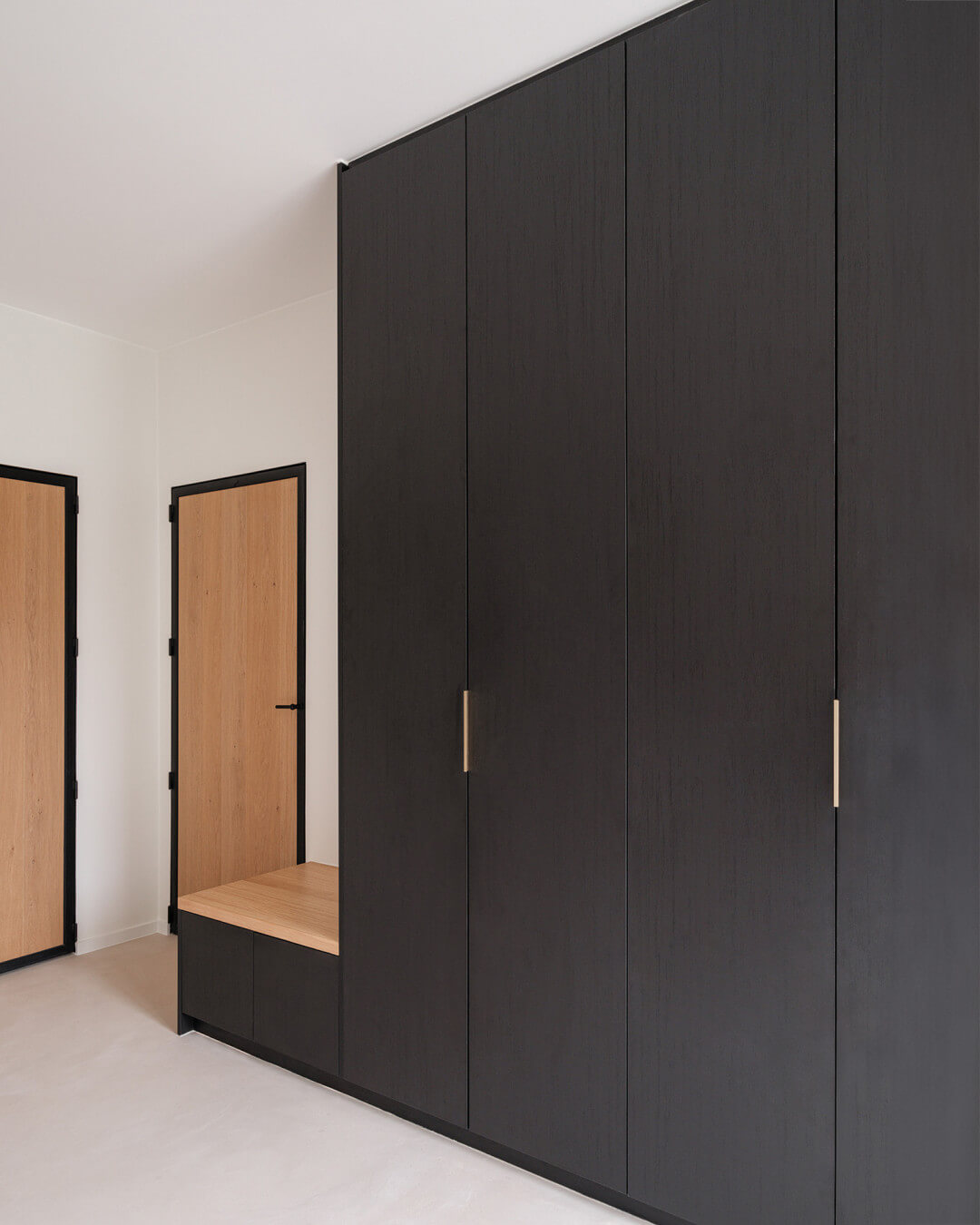 Made-to-measure wardrobe with bench in the hallway