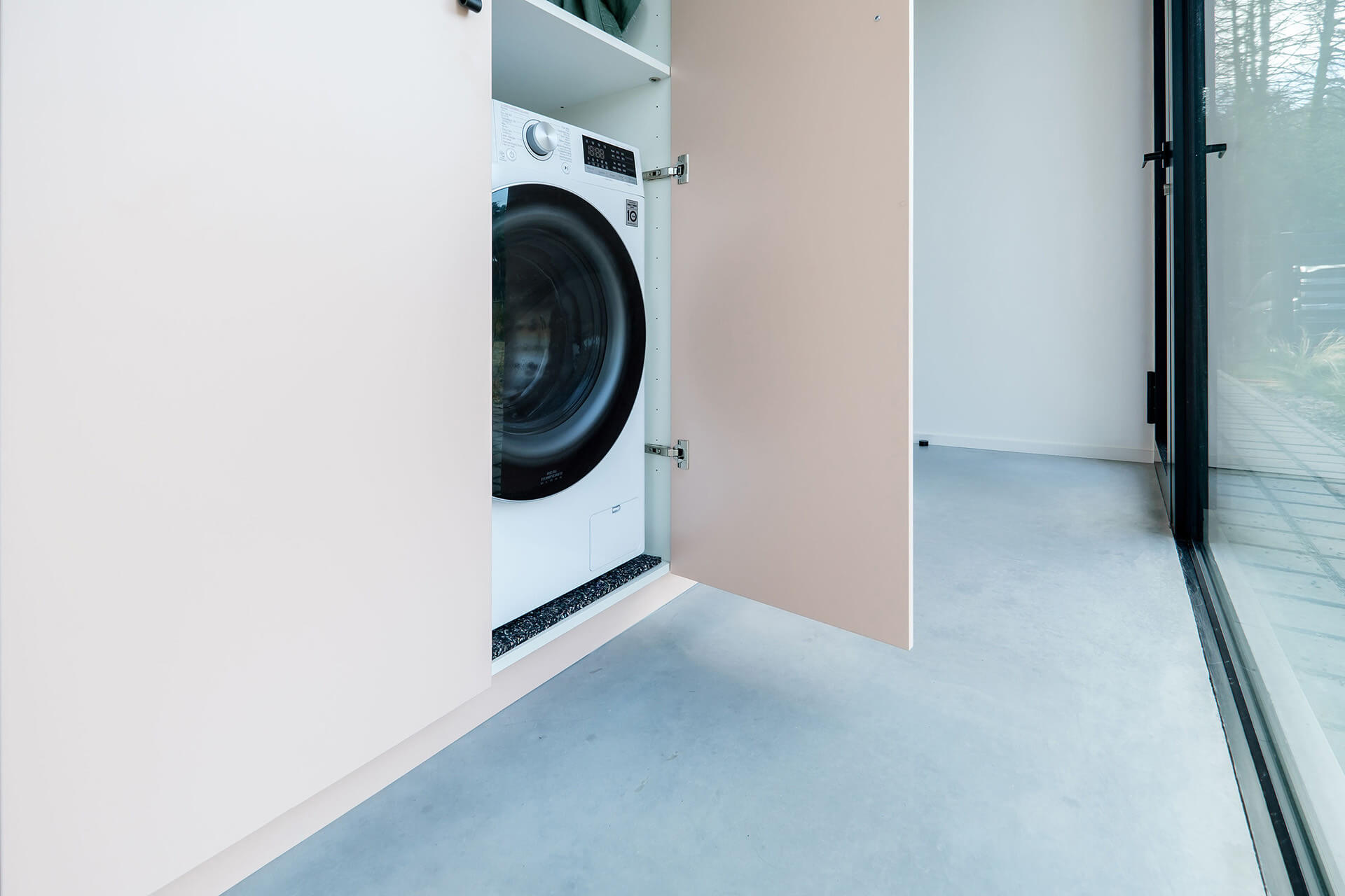 Meuble de rangement sur mesure pour lave-linge dans une maison moderne