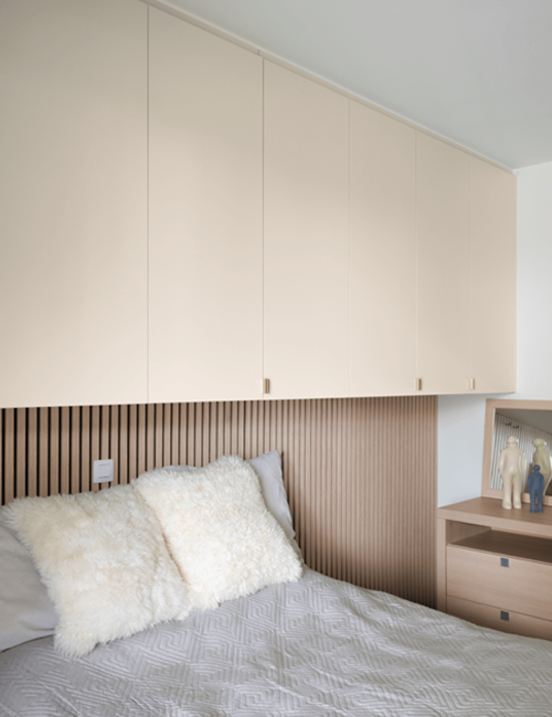 Akoestische wandpanelen in Ivory Oak, in combinatie met seashell plafondkast