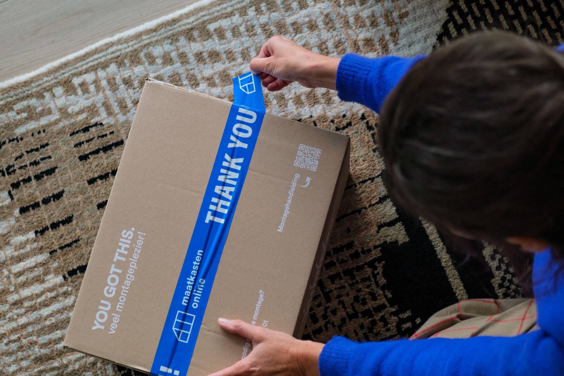 Klant bekijkt de onderdelendoos voor haar maatkast