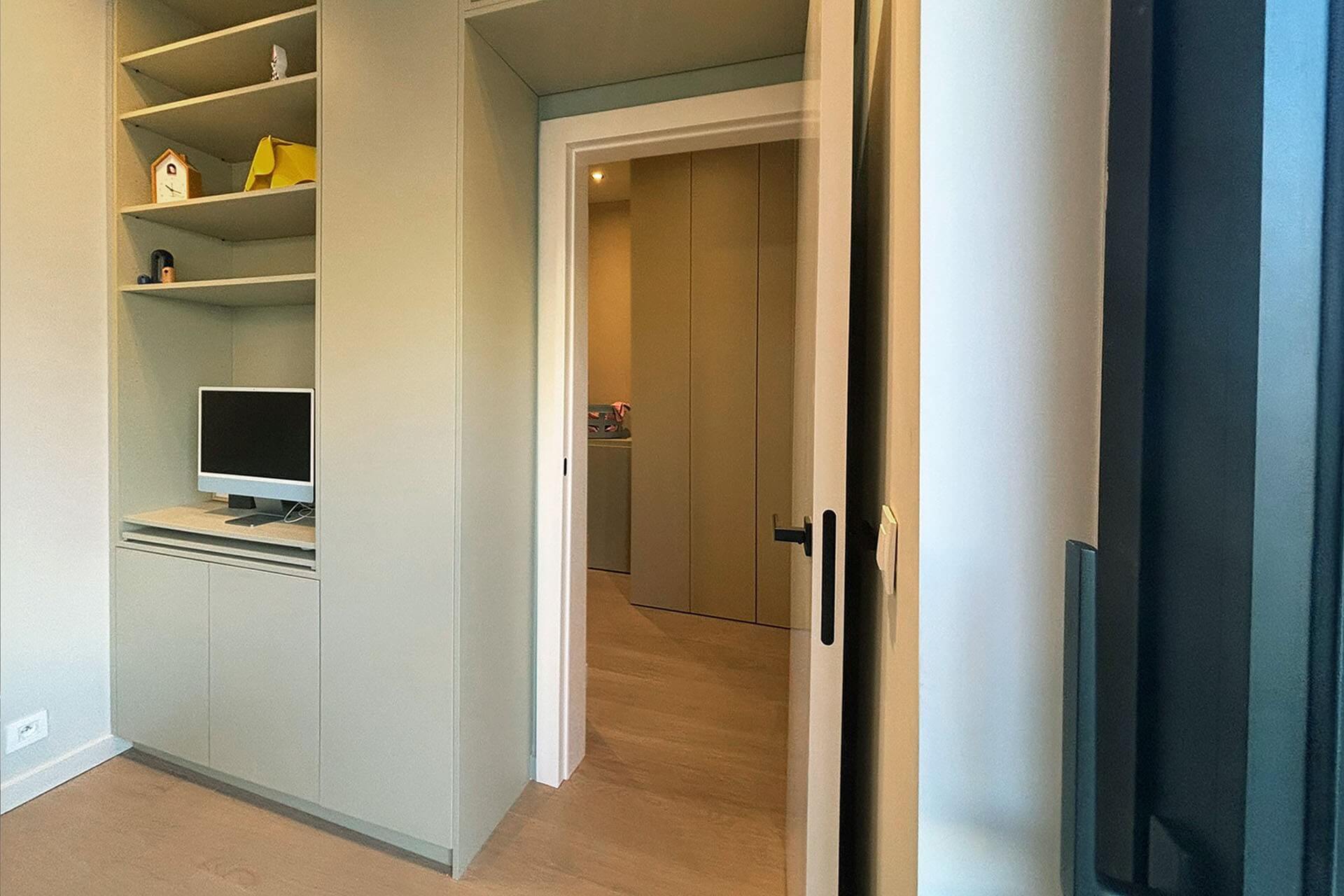 Découvrez une buanderie sur mesure en Natural Sage