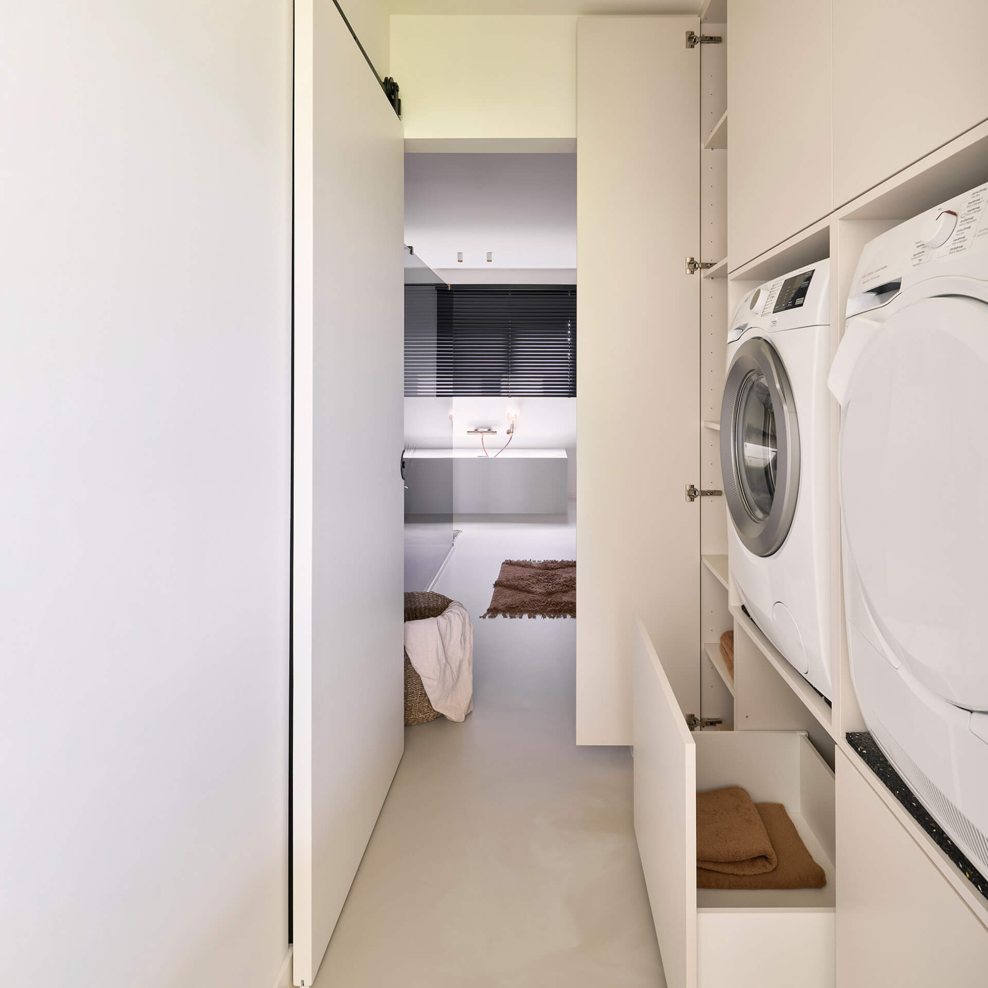 Une armoire encastrée sur mesure pour des machines à laver