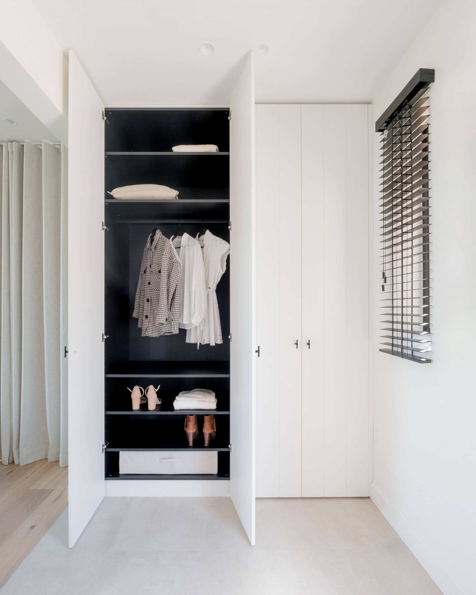 Hallway cupboard in modern country style thanks to vertical U-grooves