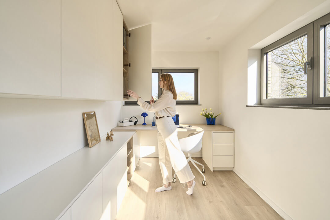 Bureau met bureaukasten op maat in de kleuren Front White en Sand