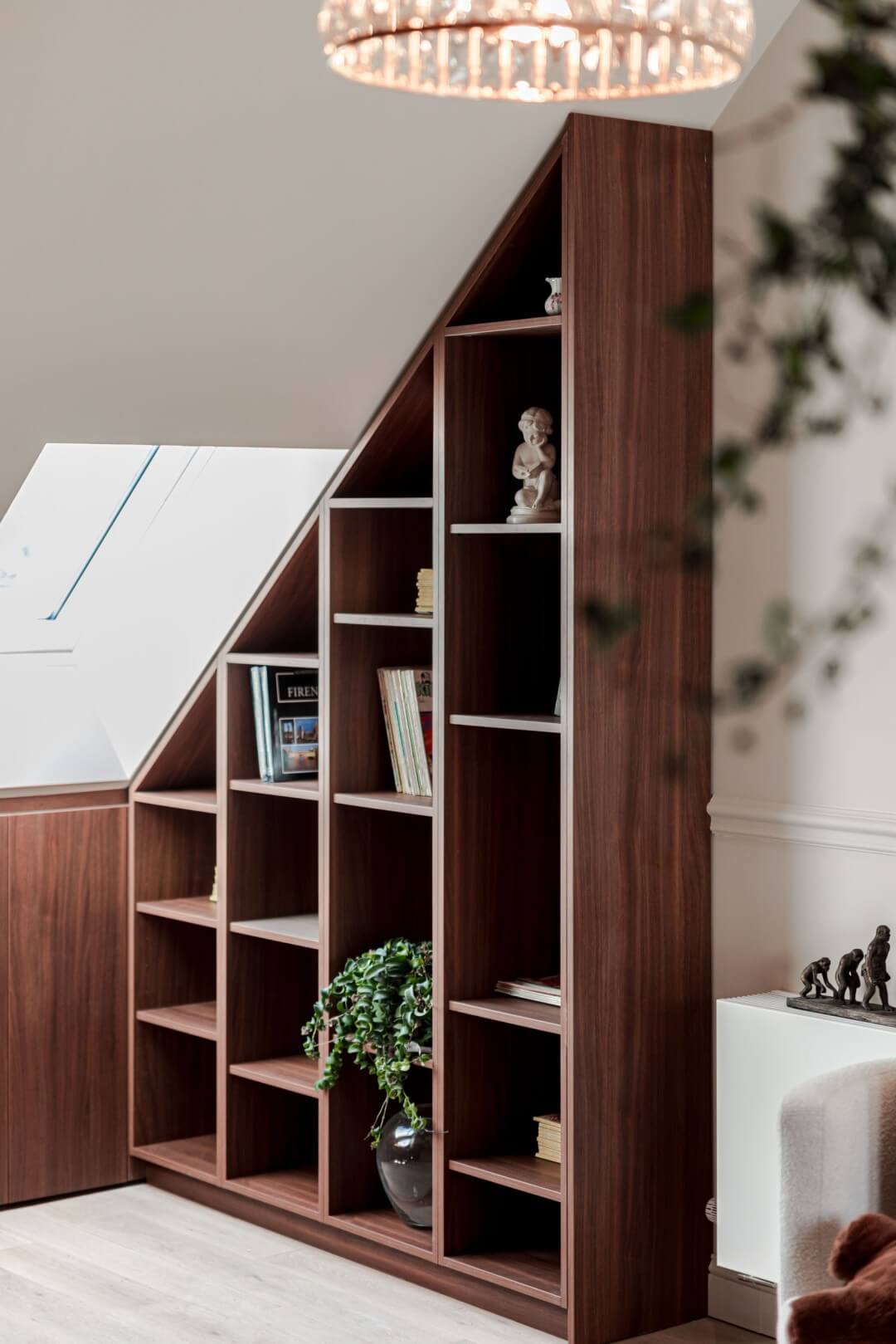 VTM programma Huis Gemaakt deelnemers Aalst detailshot van opbergkast onder schuin dak en commode op maat in Lorenzo Walnut in extra kamer zolderkamer