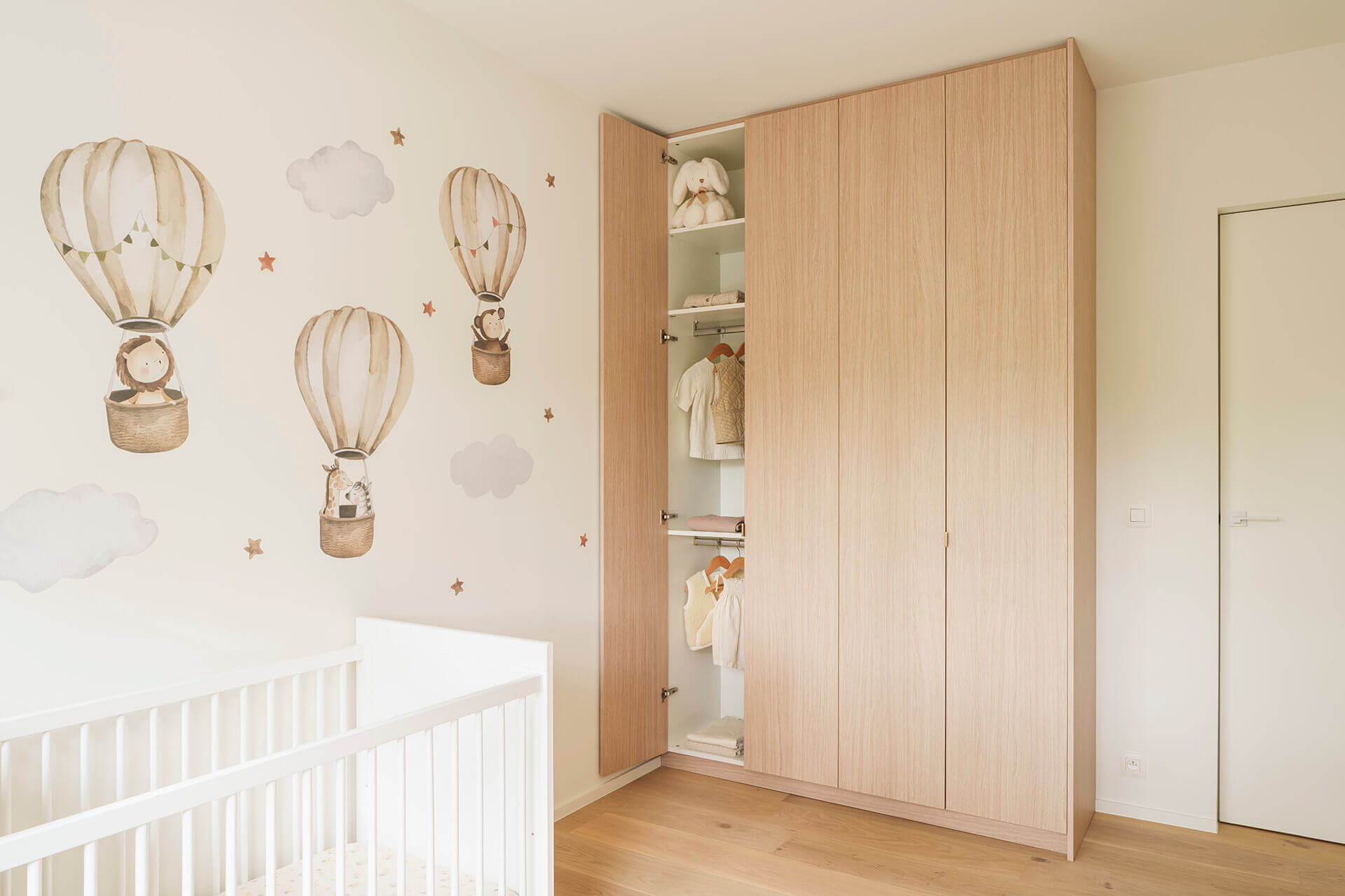 Armoire dans la chambre des enfants avec poignées en laiton, appelée Mini Pure