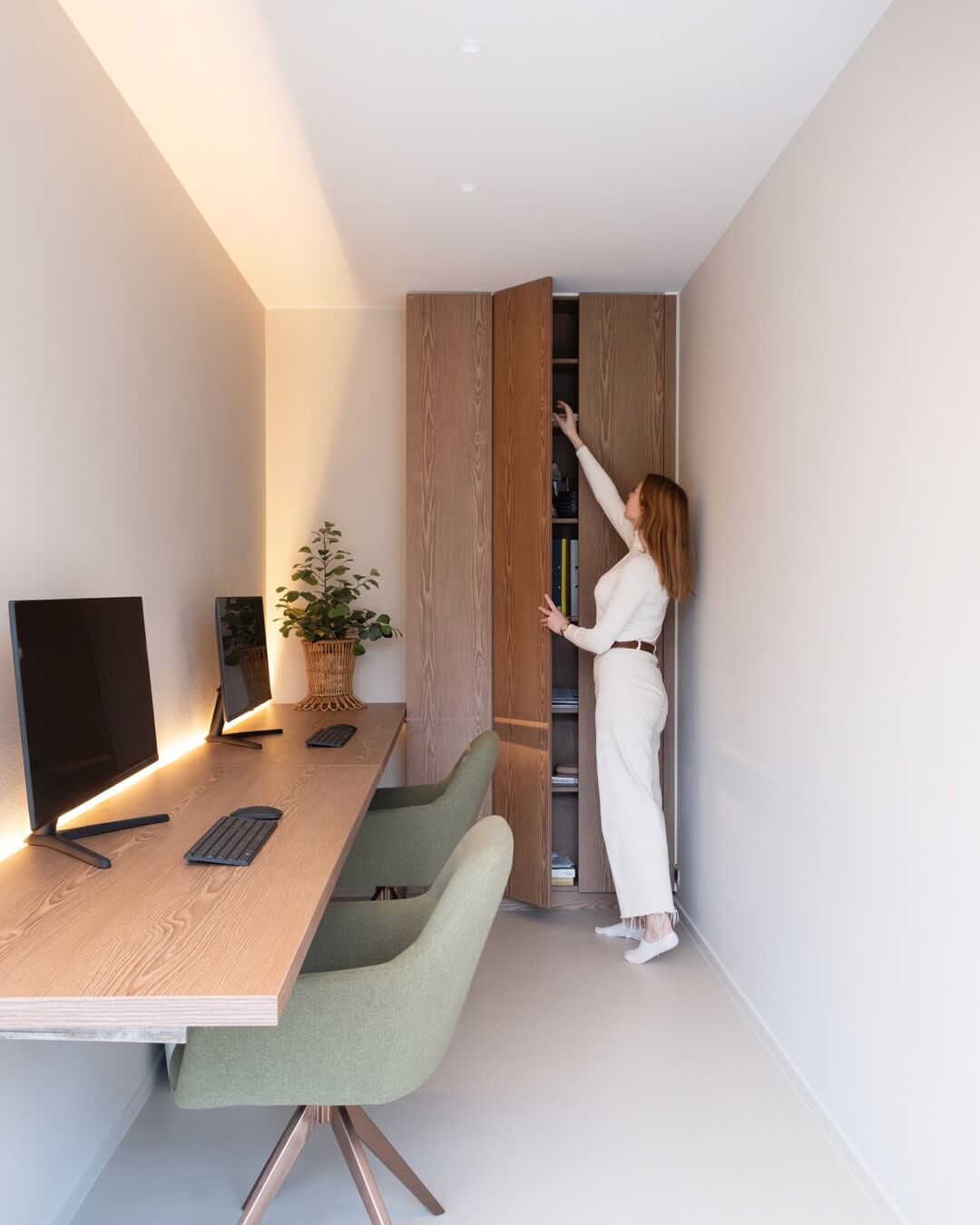 Armoire de rangement sur mesure avec bureau assorti