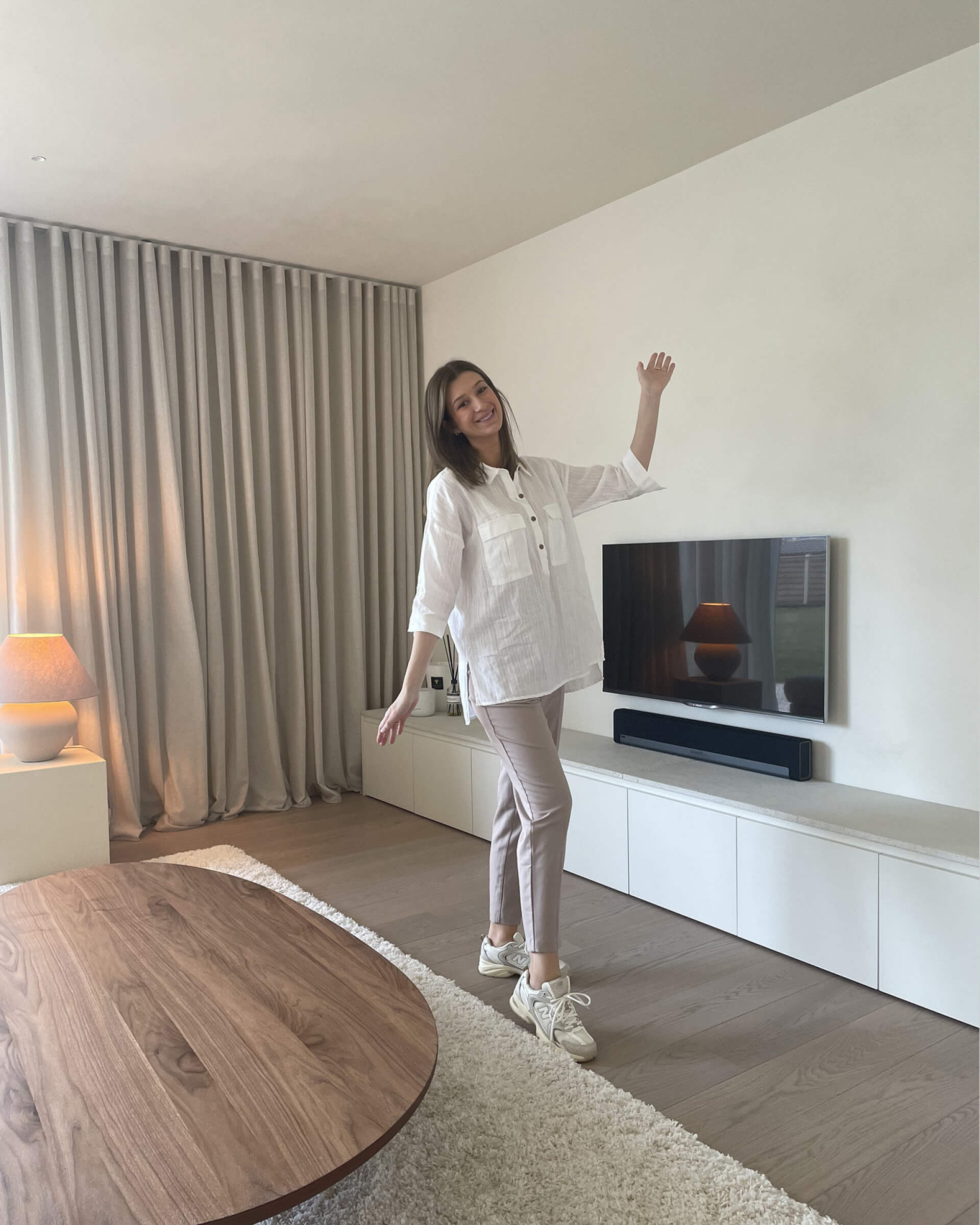 Charlotte Cleeren dans son salon avec un meuble TV sur mesure de Maatkasten Online