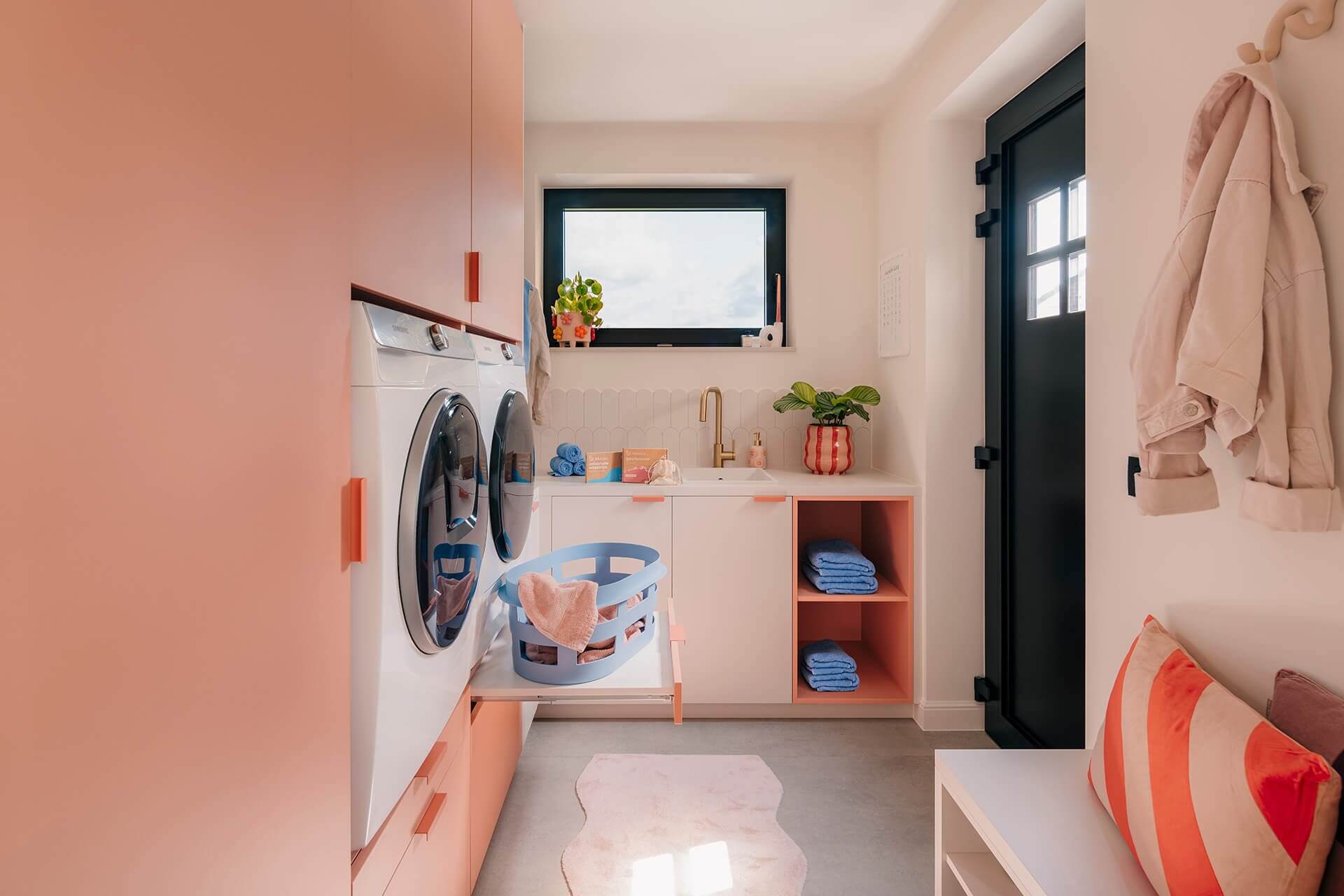 Ecological laundry strips from BRAUZZ in a laundry room finished with a laundry cabinet from Maatkasten Online