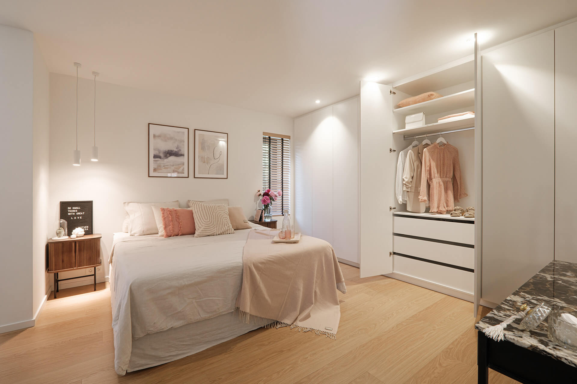 Built-in dressing closet between 2 walls in a bedroom with a pink touchOnline in a bedroom with pink accents