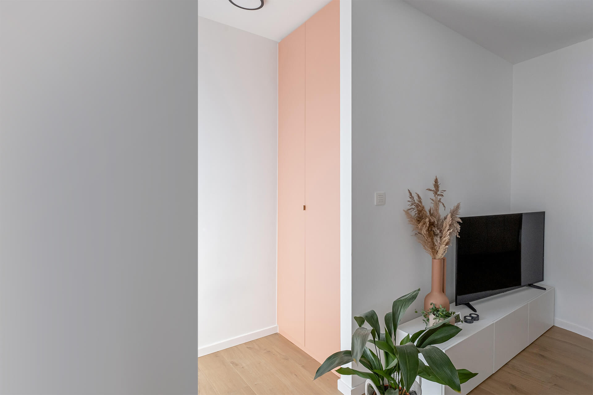 Custom-made wardrobe in the colour Dusty Coral, from maatkastenonline