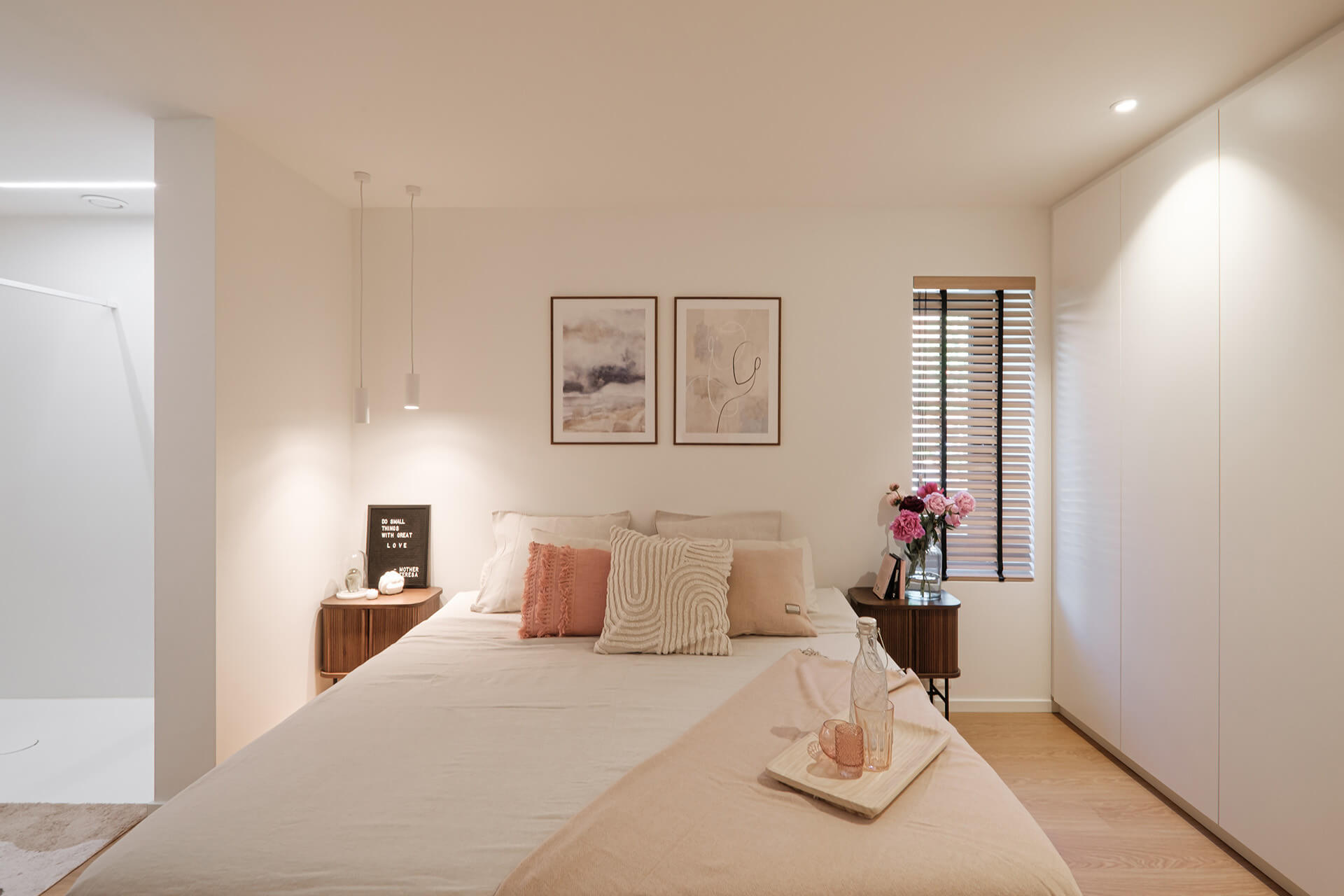 Ingebouwde dressingkast tussen 2 muren in slaapkamer met roze touch