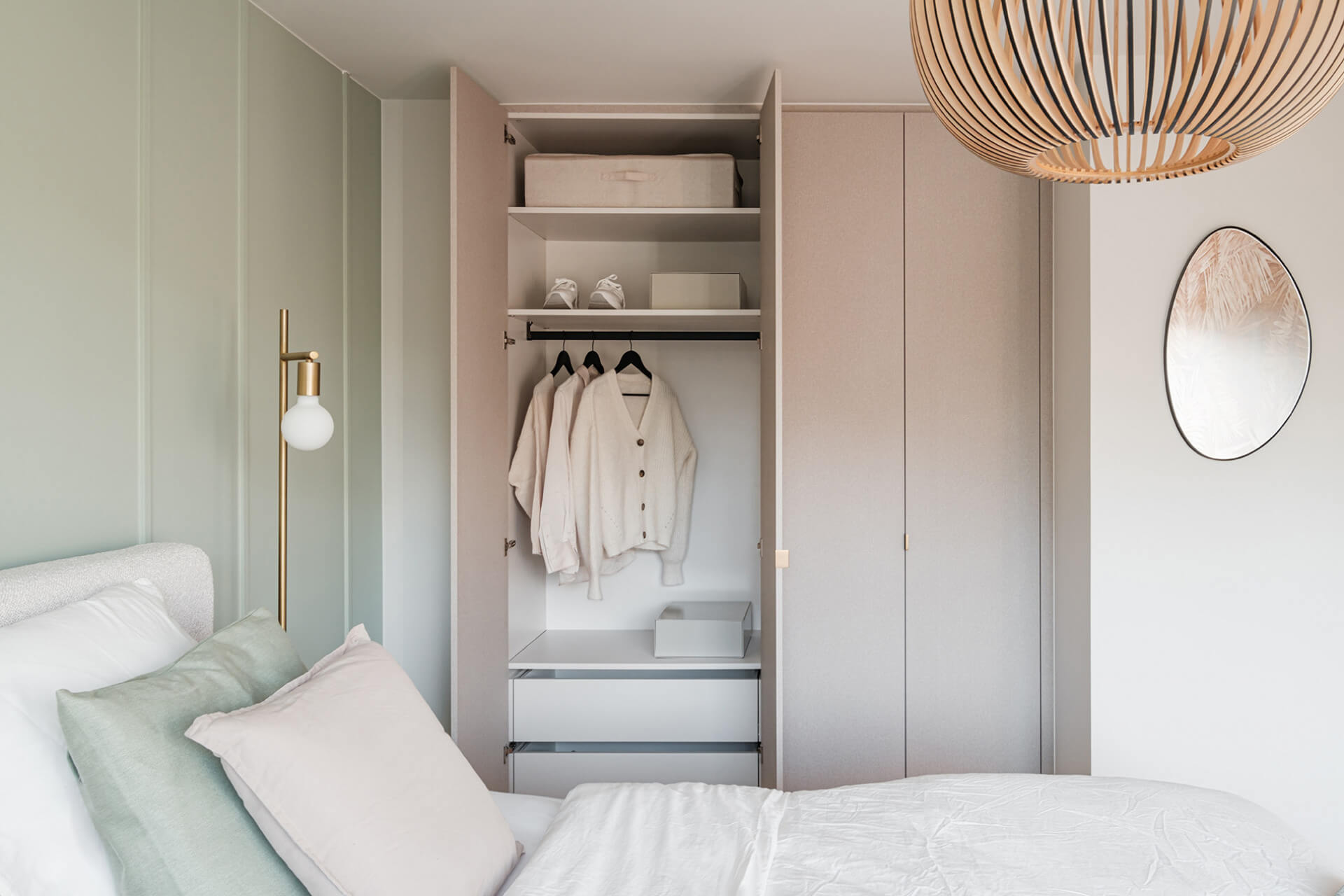 Bedroom with a built-in wardrobe