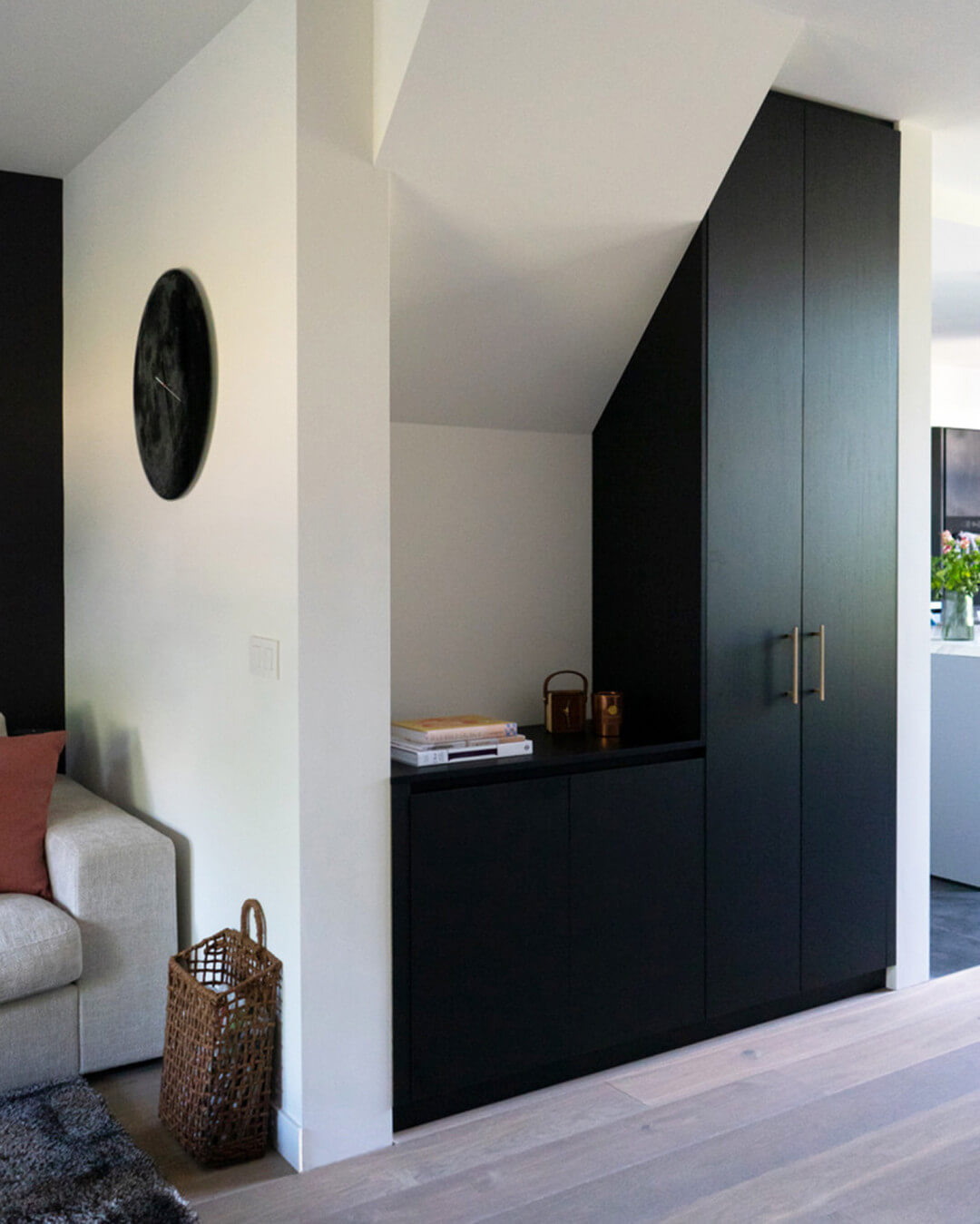 Bespoke wall unit in Elegant Black wood texture. Handles: Diamond and handle-less