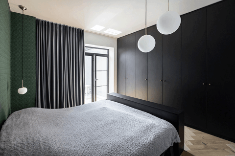 Slaapkamer met op maat gemaakte kleerkast in Elegant Black met Monument handgrepen in messing.
