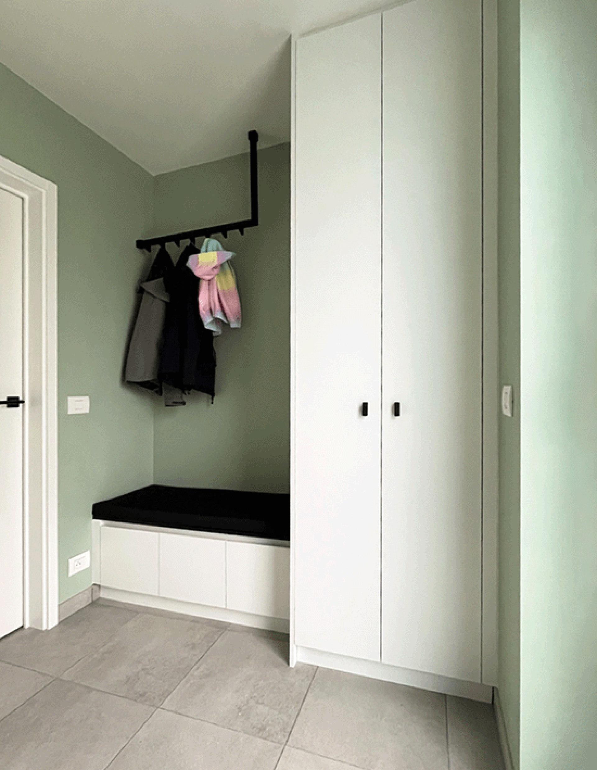 Custom hallway cabinet with bench in Front White with Mini Bar handles in black
