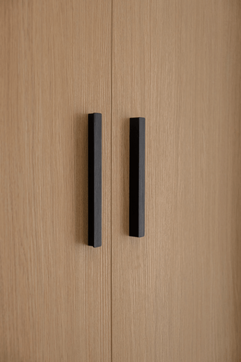 Detail shot van Bar handgrepen in het zwart op een maatkast in Essential Oak Naturel.