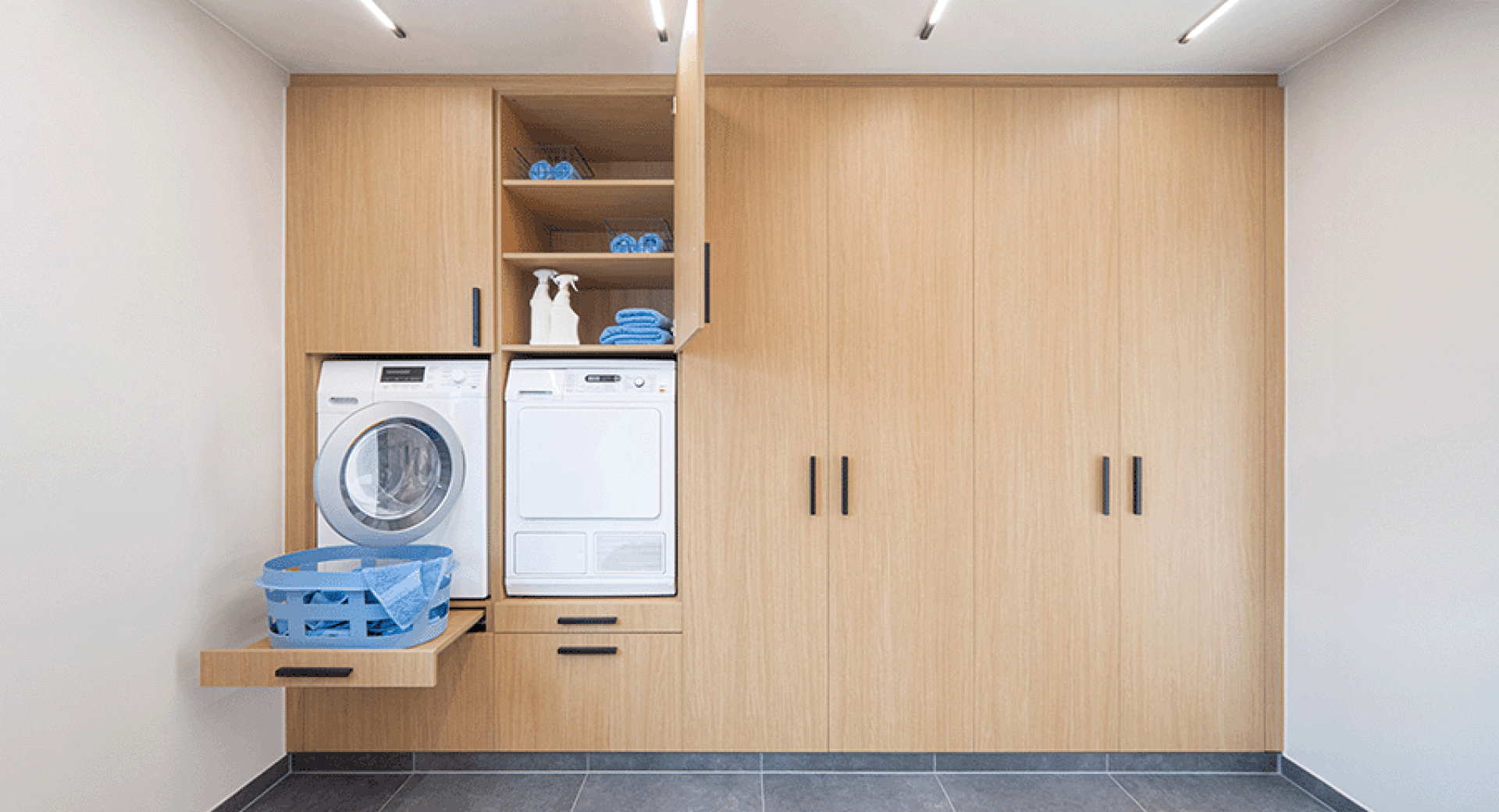 Op maat gemaakte waskast in Essential Oak Naturel met Bar handgrepen in het zwart.