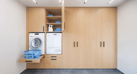 Op maat gemaakte waskast in Essential Oak Naturel met Bar handgrepen in het zwart.